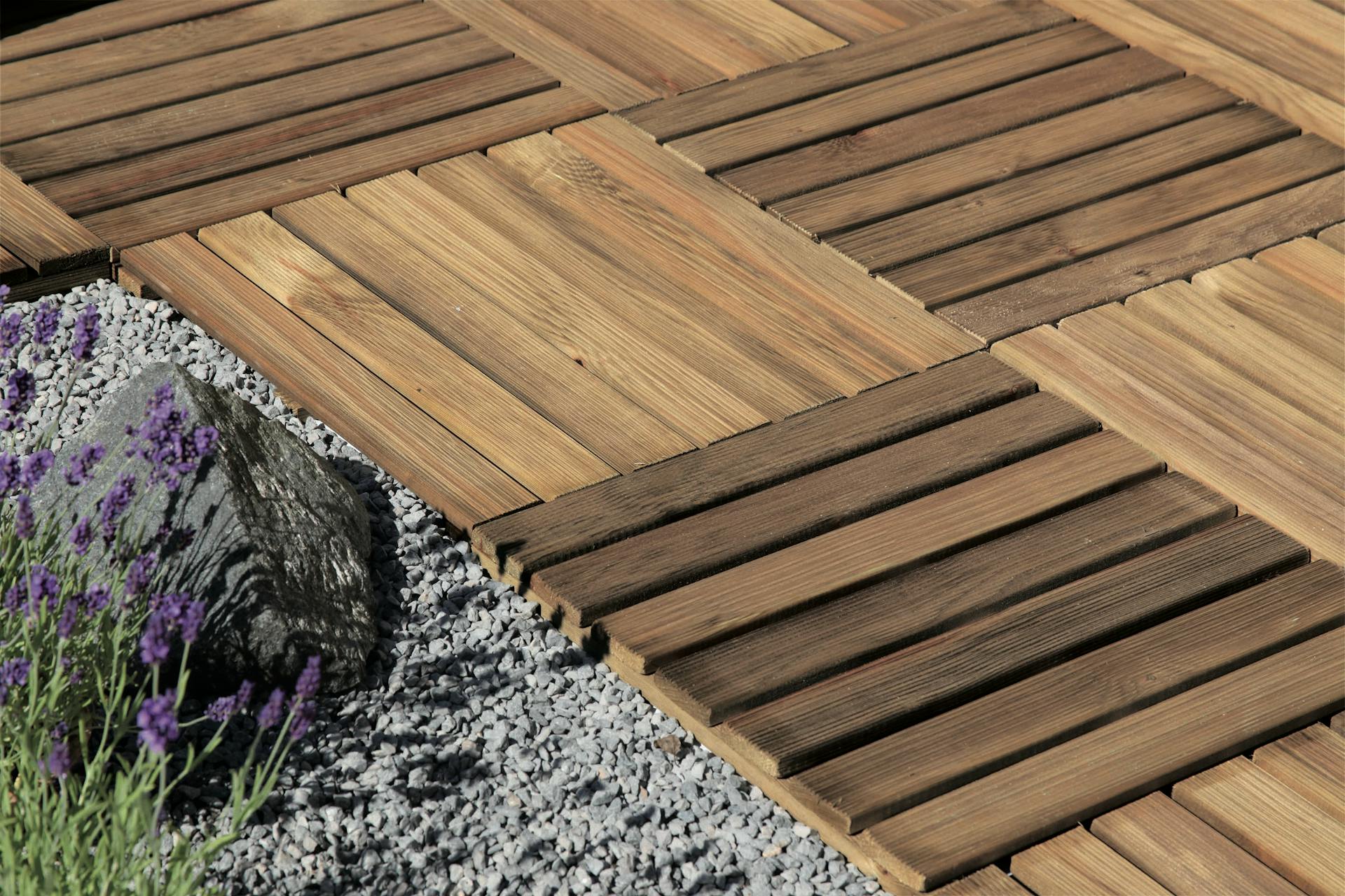 Terrasse mit Klickfliese aus Holz