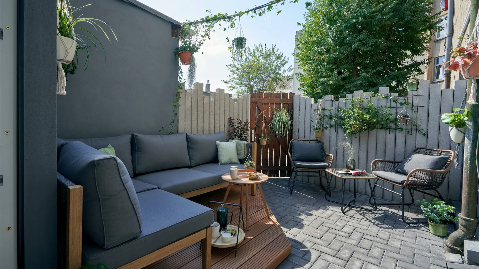 Terrasse mit Podest und Loungemöbeln