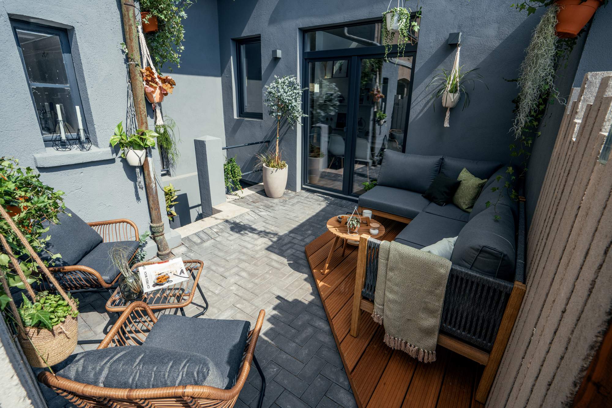 Terrasse mit Holzpodest und Loungemöbeln