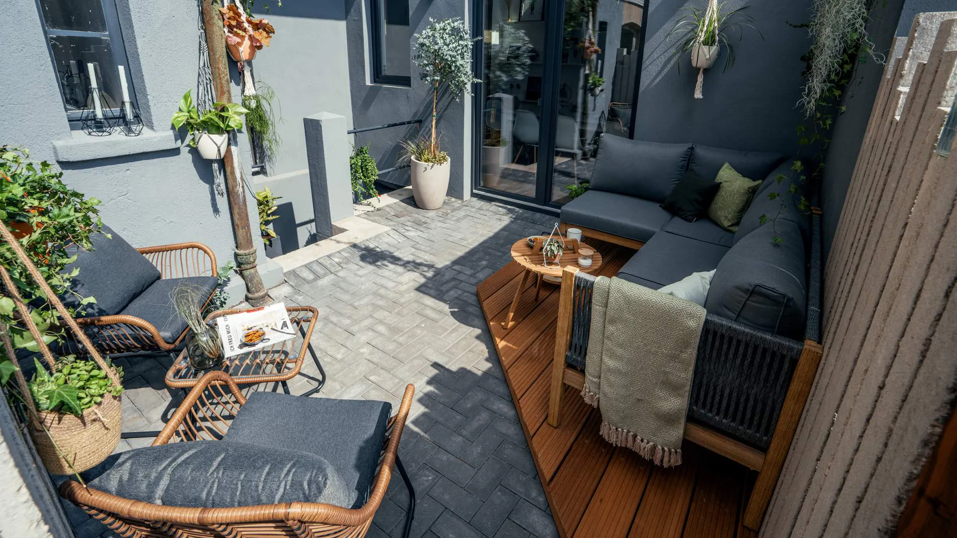 Terrasse mit Holzpodest und Loungemöbeln