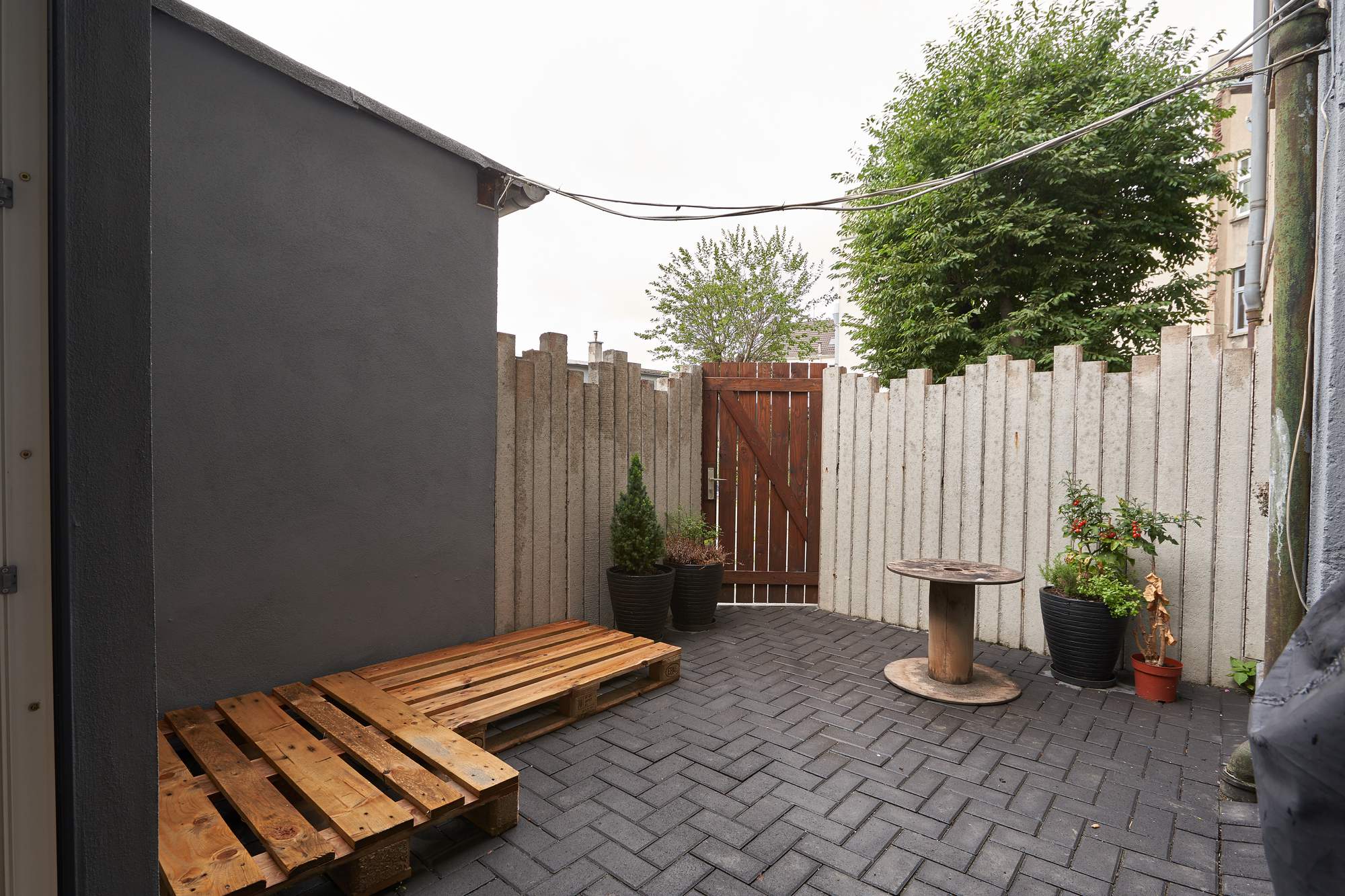 Leere Terrasse mit Paletten