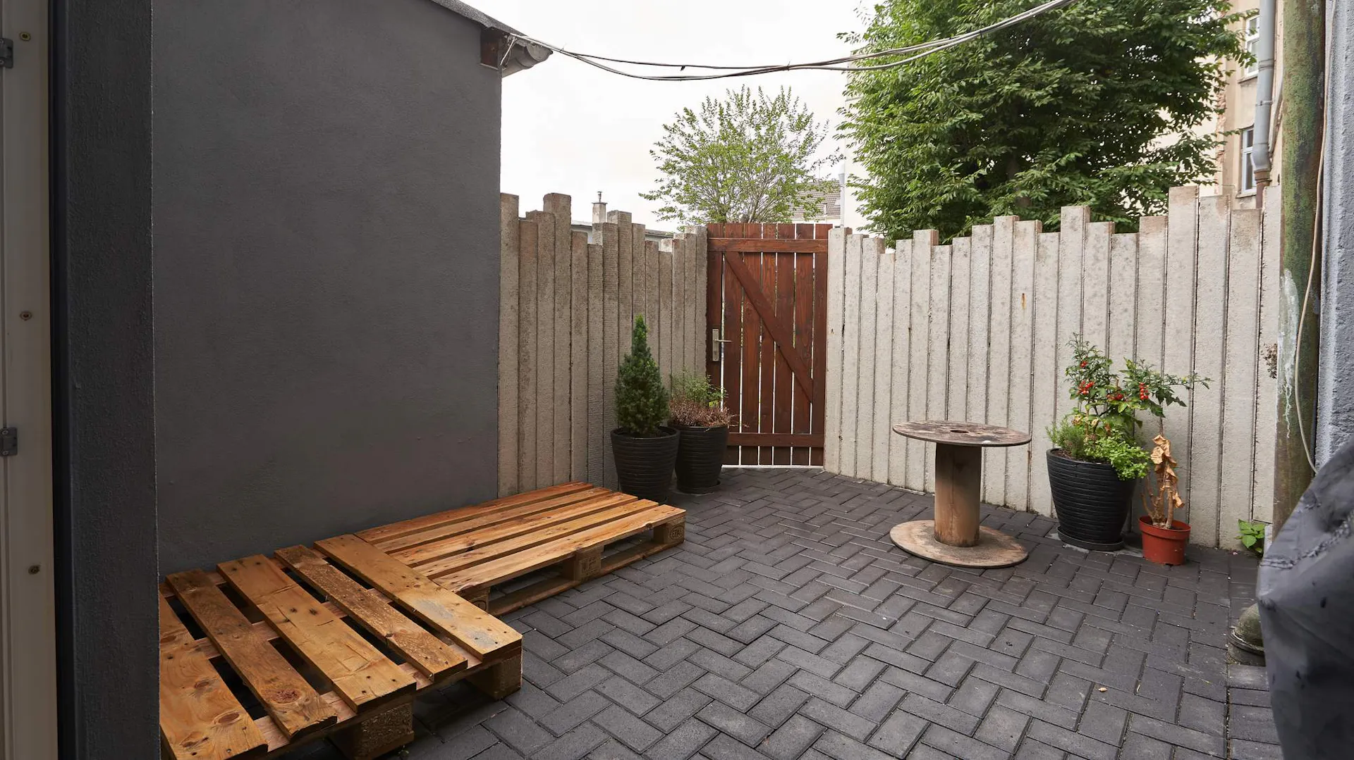 Leere Terrasse mit Paletten