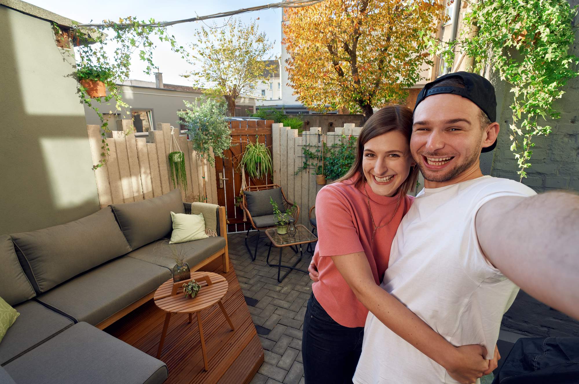 Pärchen auf einer Terrasse