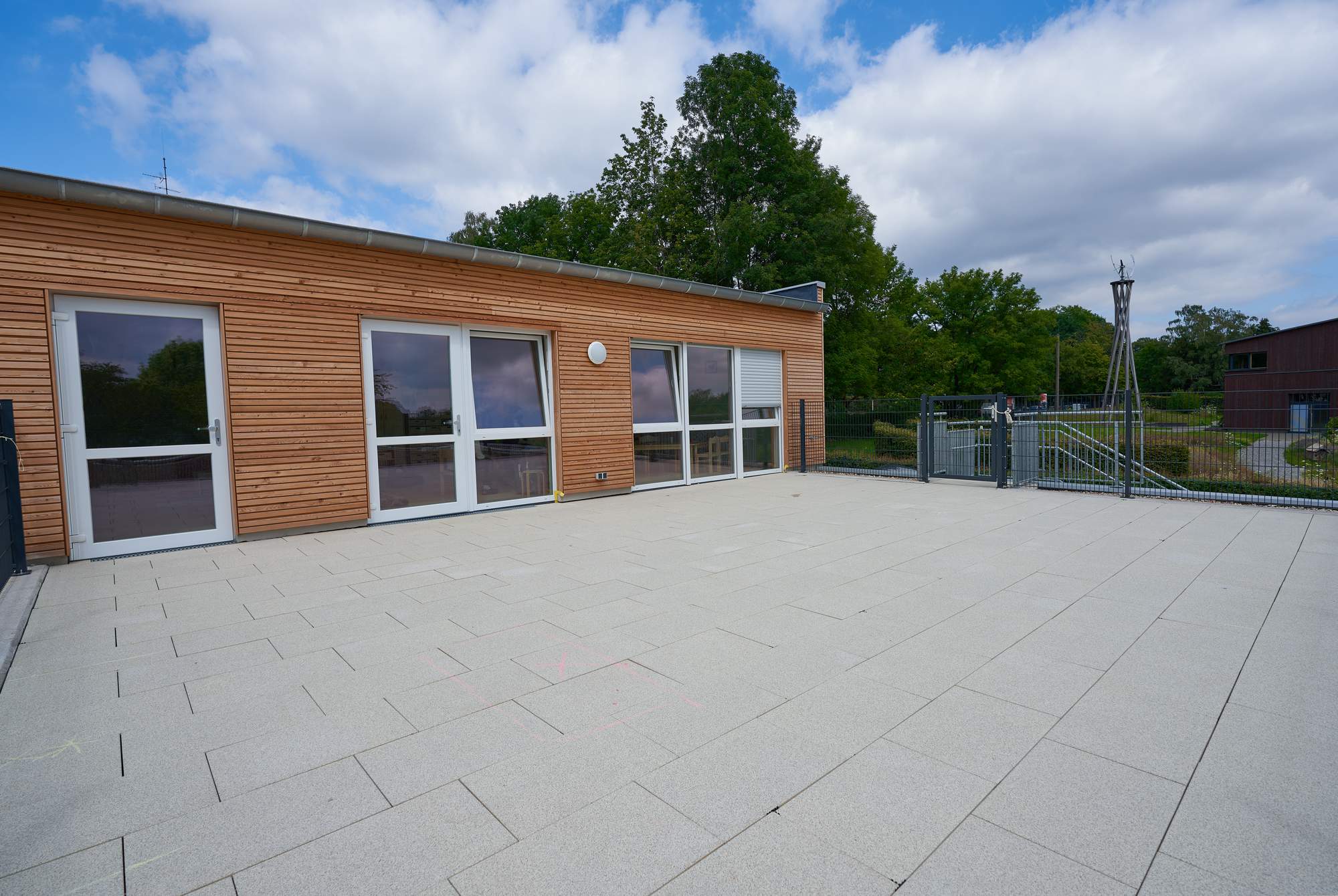 Terrazza vuota con lastre in calcestruzzo