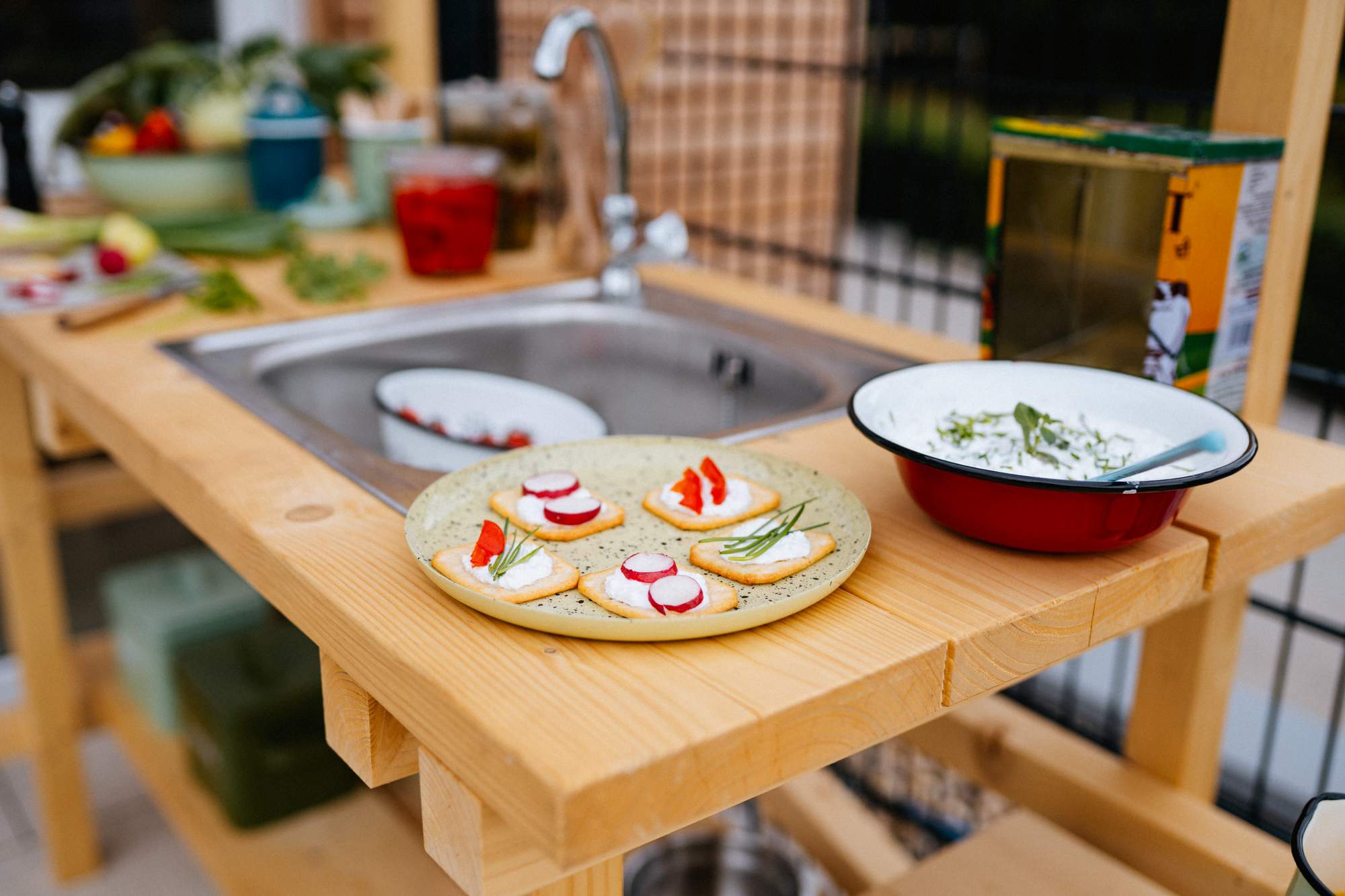Snacks auf einer Ablage einer Outdoorküche.