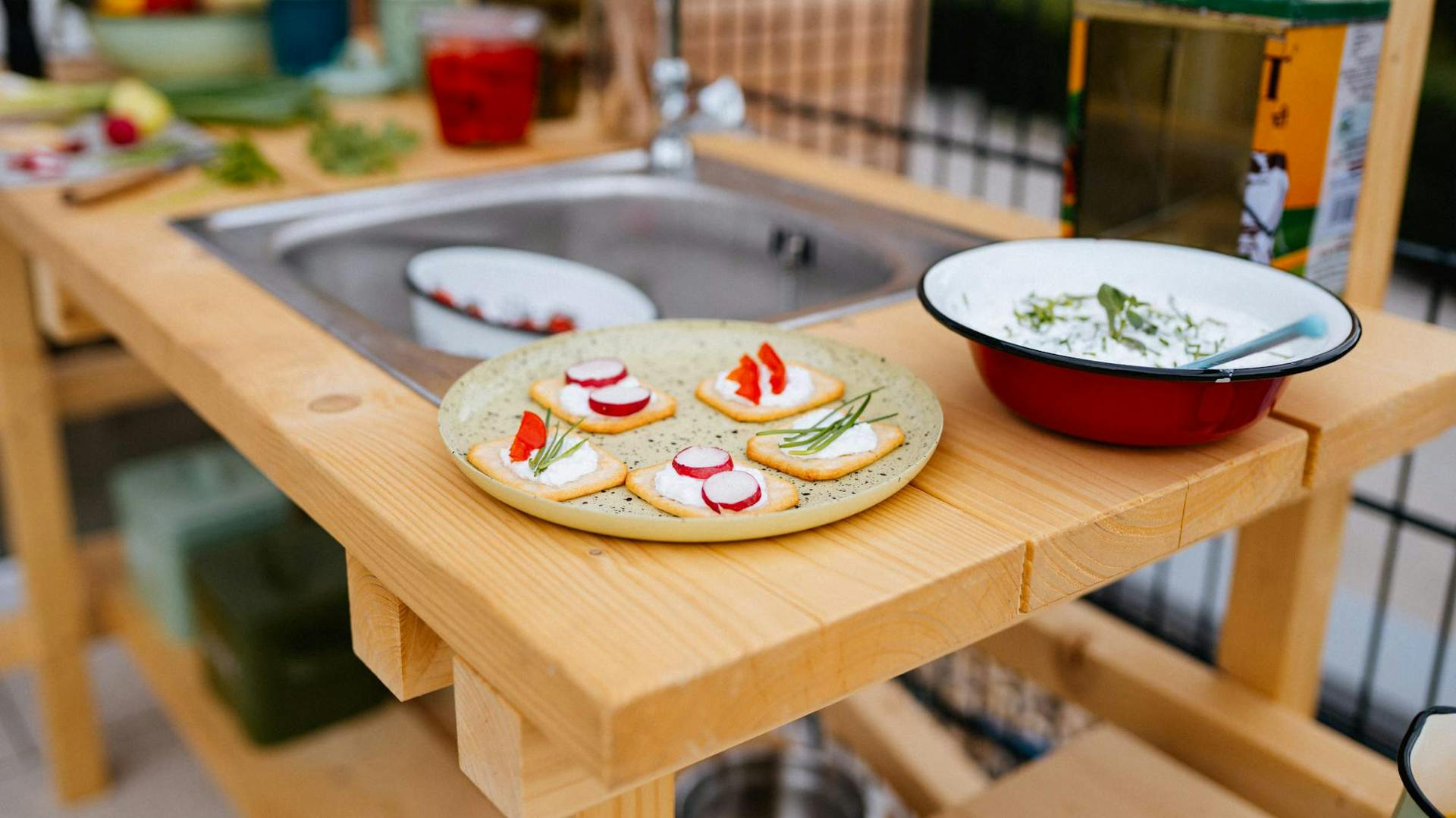 Snacks auf einer Ablage einer Outdoorküche.