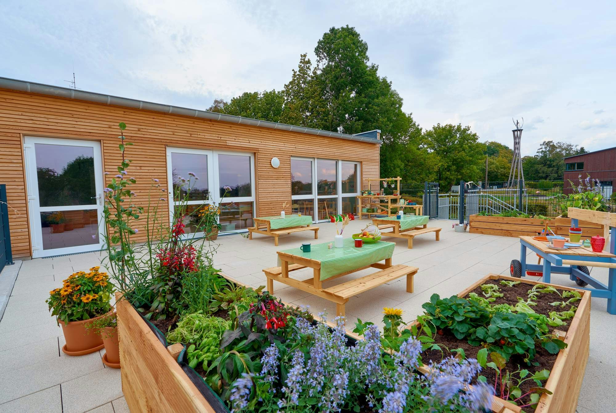 terrasse-mit-hochbeeten-und-sitzbaenken.jpg?crop=focalpoint\u0026fit=crop\u0026fp-x=0.527\u0026fp-y=0.623\u0026fp-z=1\u0026h=1079\u0026w=1920\u0026auto=format%2Ccompress