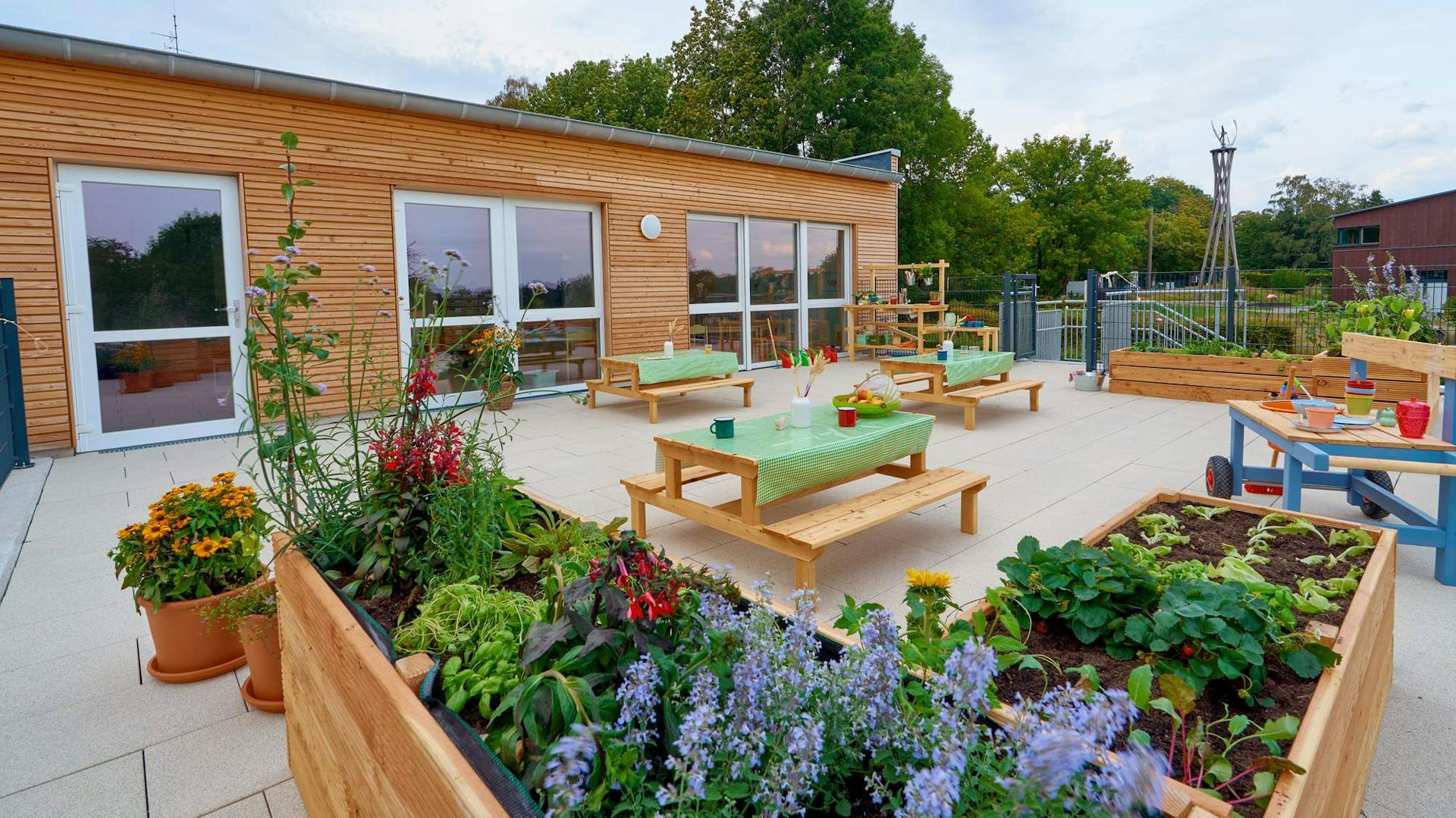 Terrazze con gruppi di sedute e aiuole rialzate