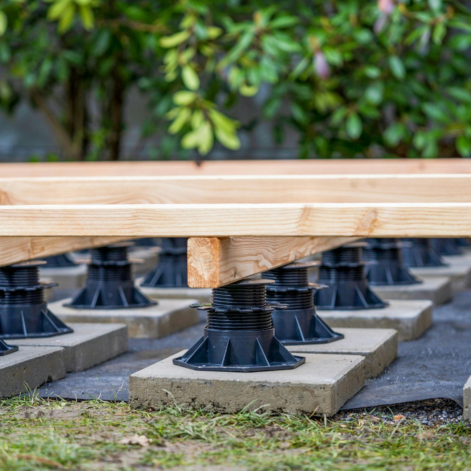 Terrassen-Unterkonstruktion auf Stellfüßen.