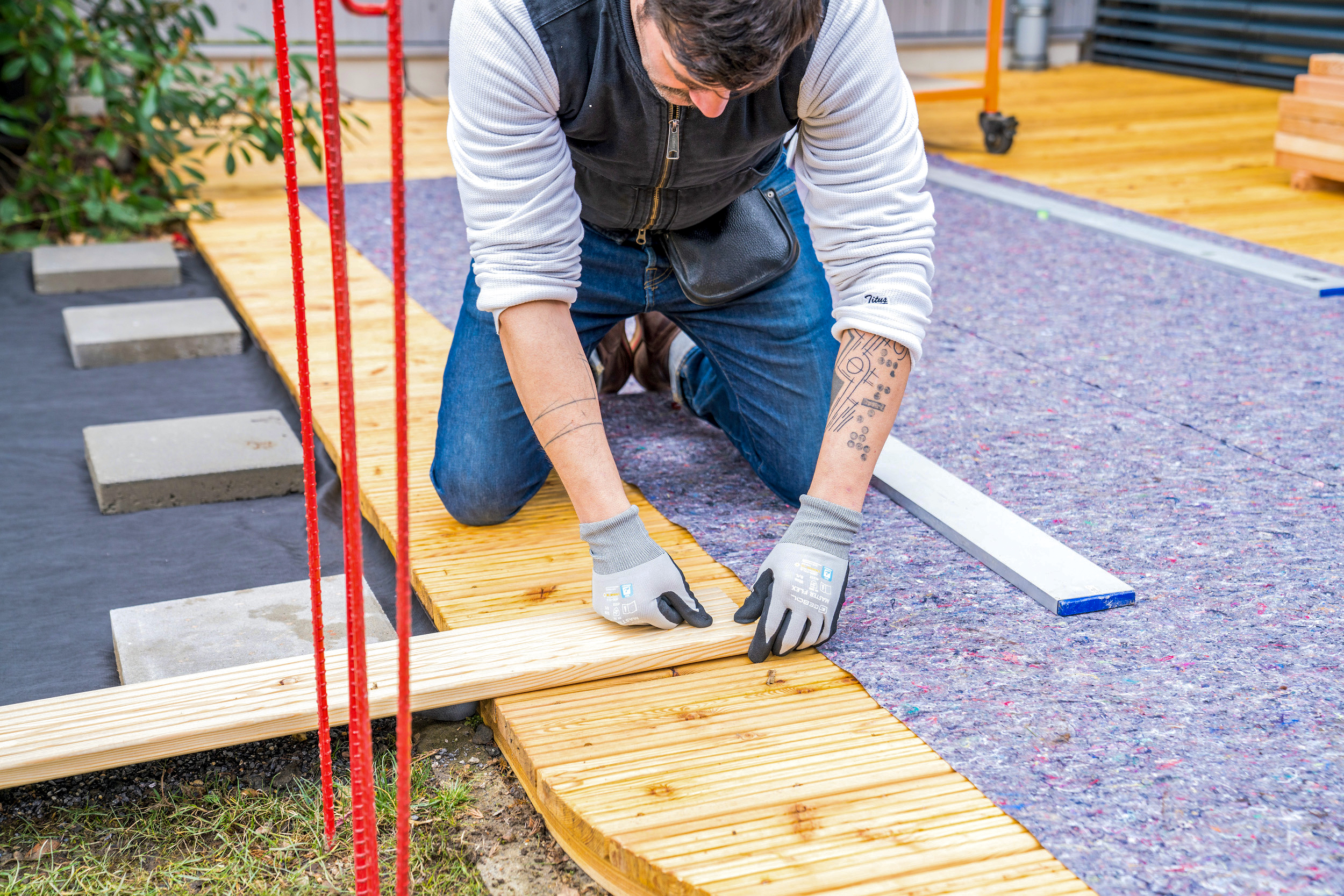 Un uomo tiene un’asse per terrazza su una terrazza.