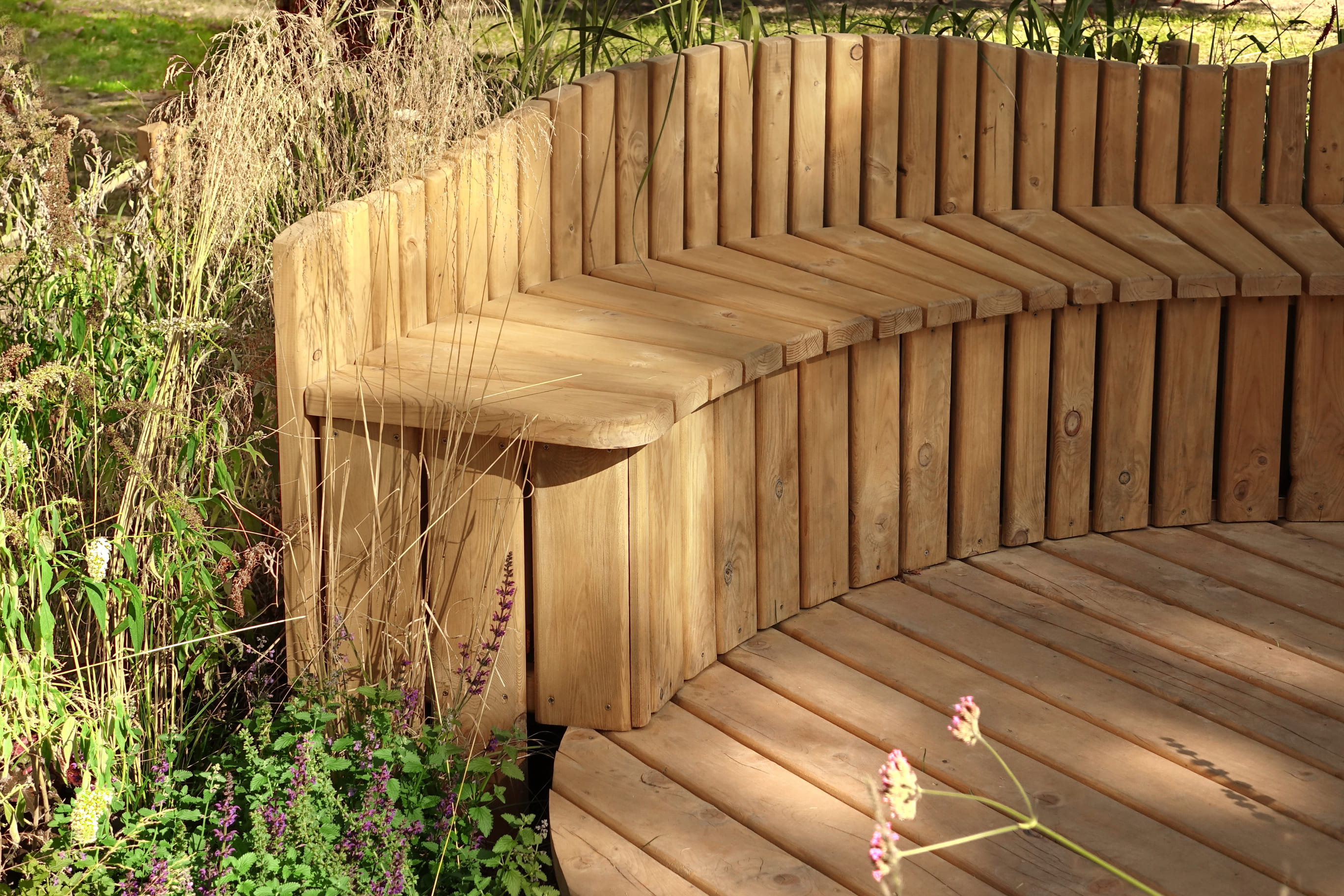 Terrazza rotonda con panca in legno