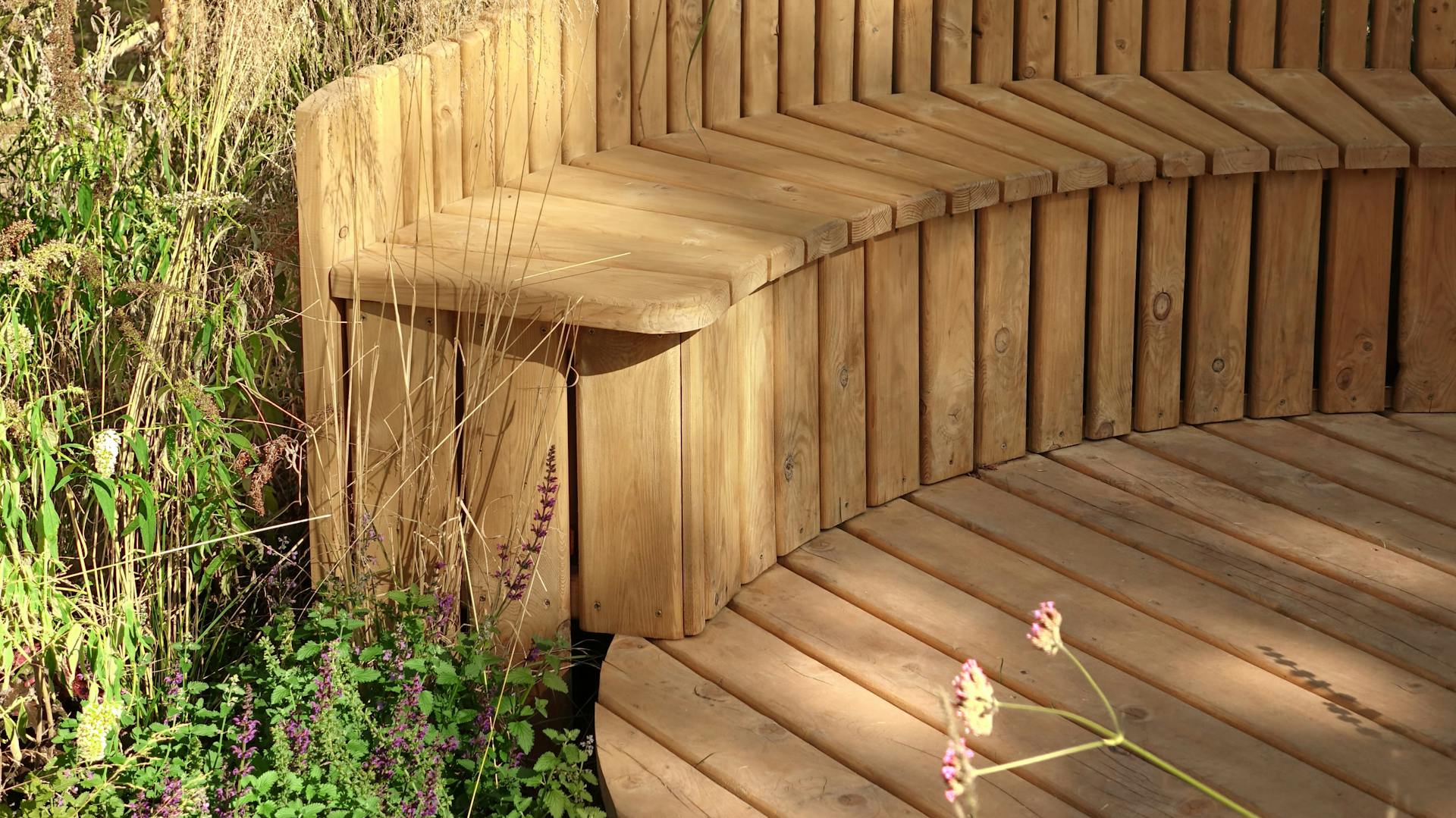 Runde Terrasse mit einer Sitzbank aus Holz