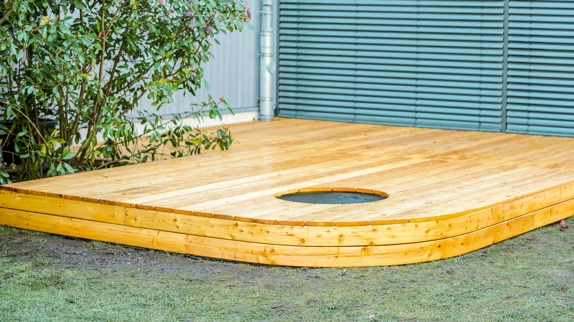 Terrazza in legno con curvatura