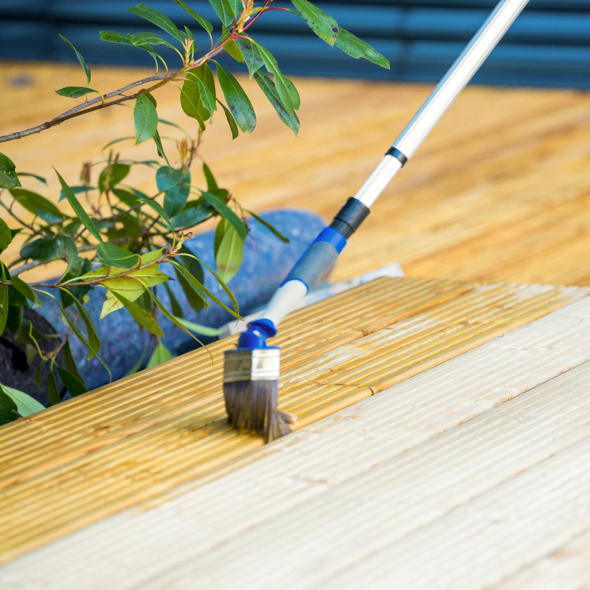 Eine Terrasse wird geölt.