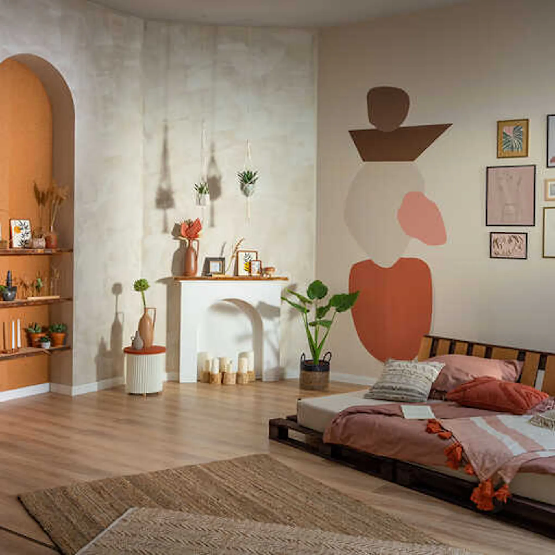 Palettenbett Faulenzer steht im Zentrum des Wohnzimmers, welches einen individuellen Kamin besitzt und Farbflächen an der Wand hat.