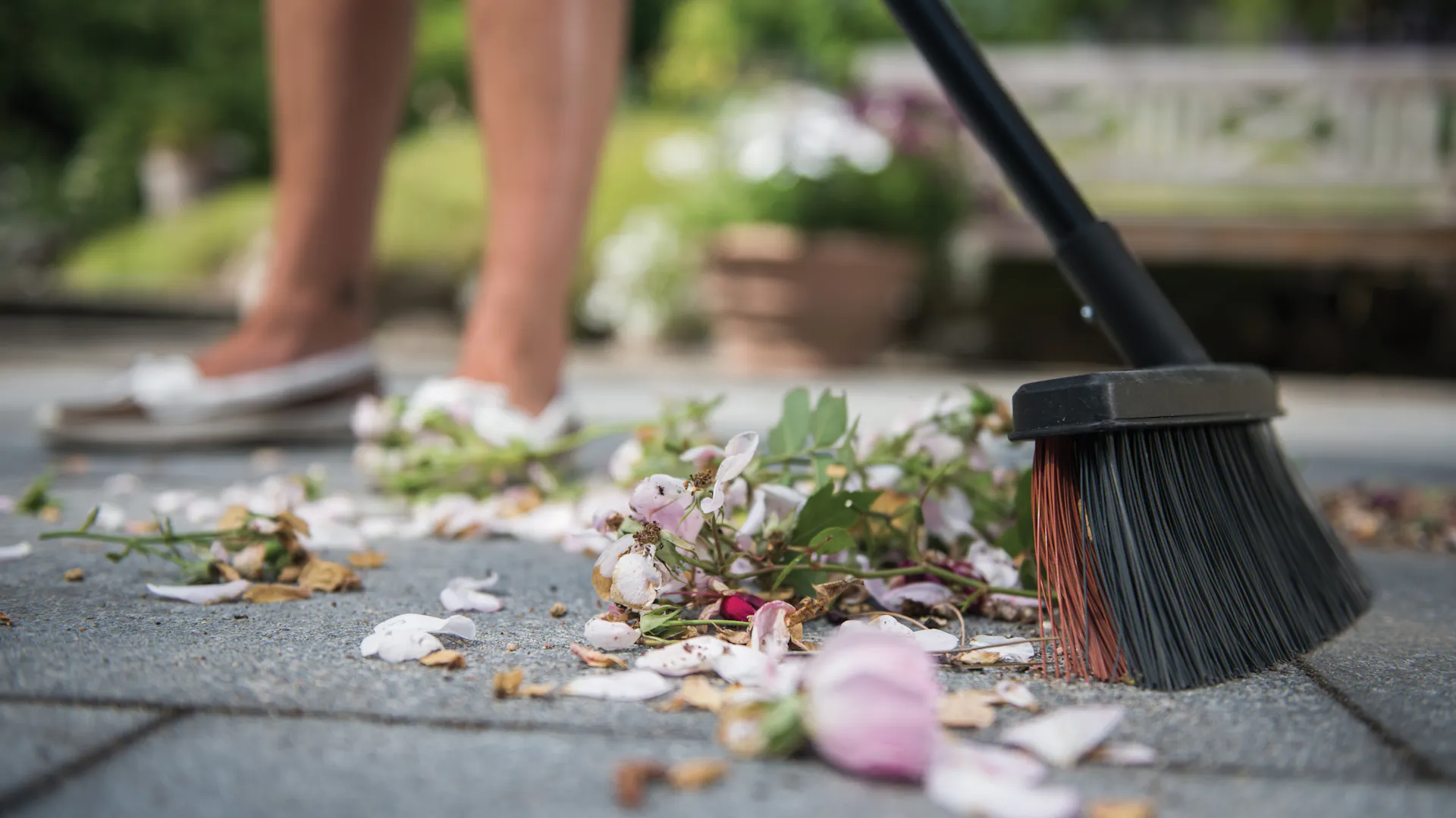 Una persona spazza la terrazza con una scopa