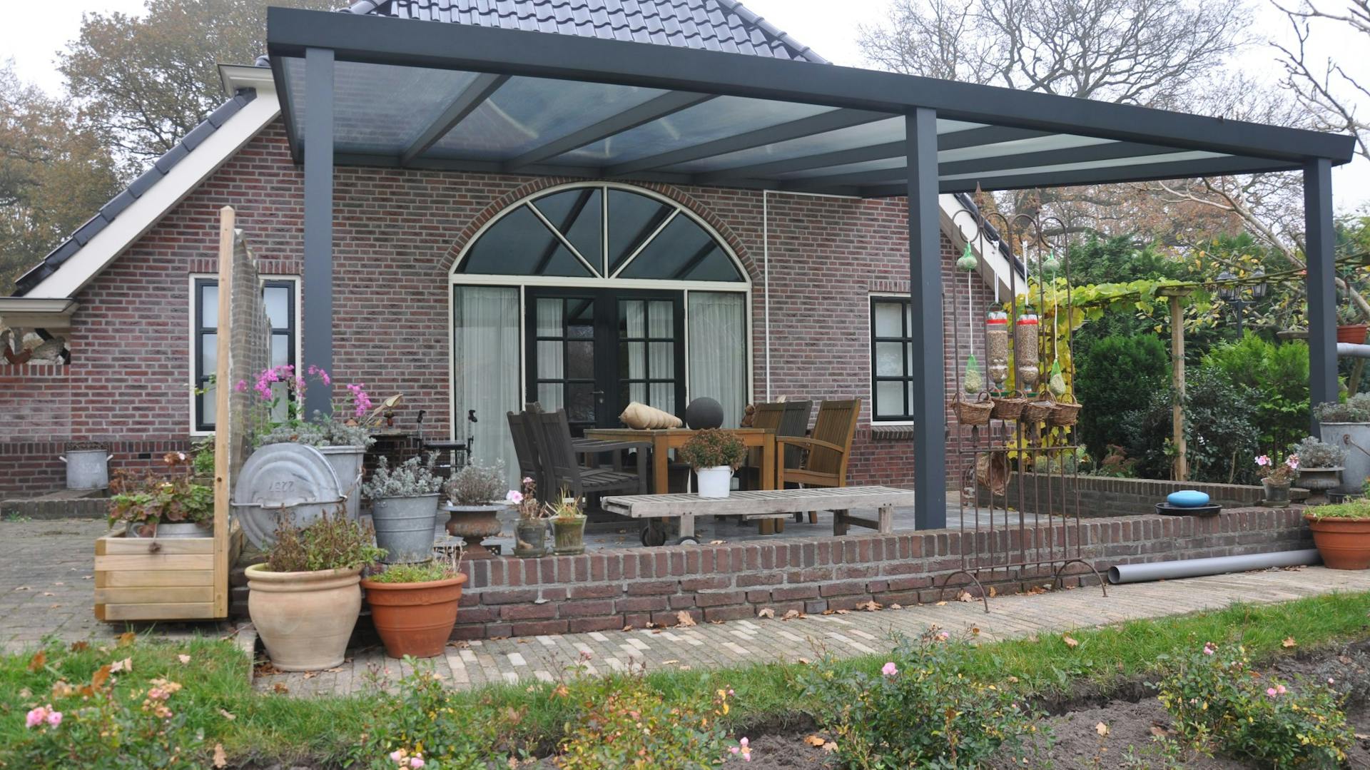 Copertura per esterni per posti a sedere e grill accanto alla casa