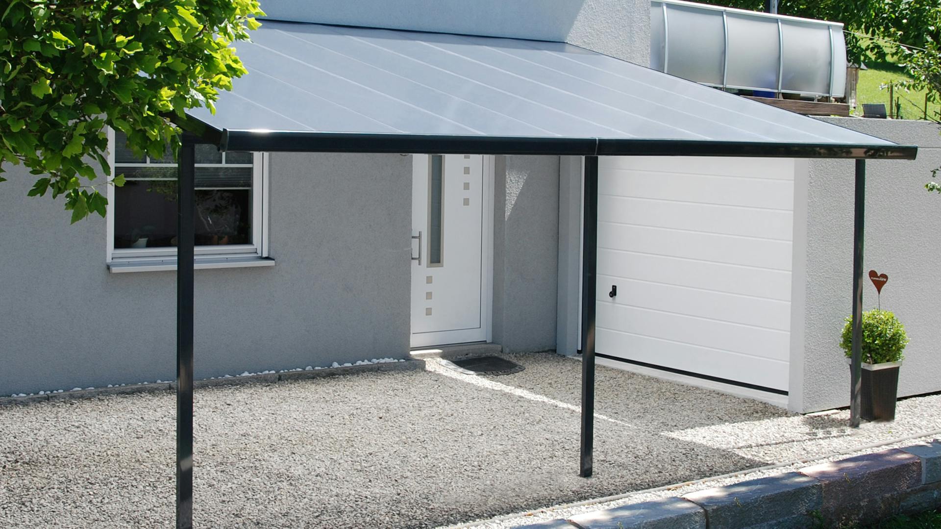 Konstruktion einer Carport-Überdachung aus Kunststoff.