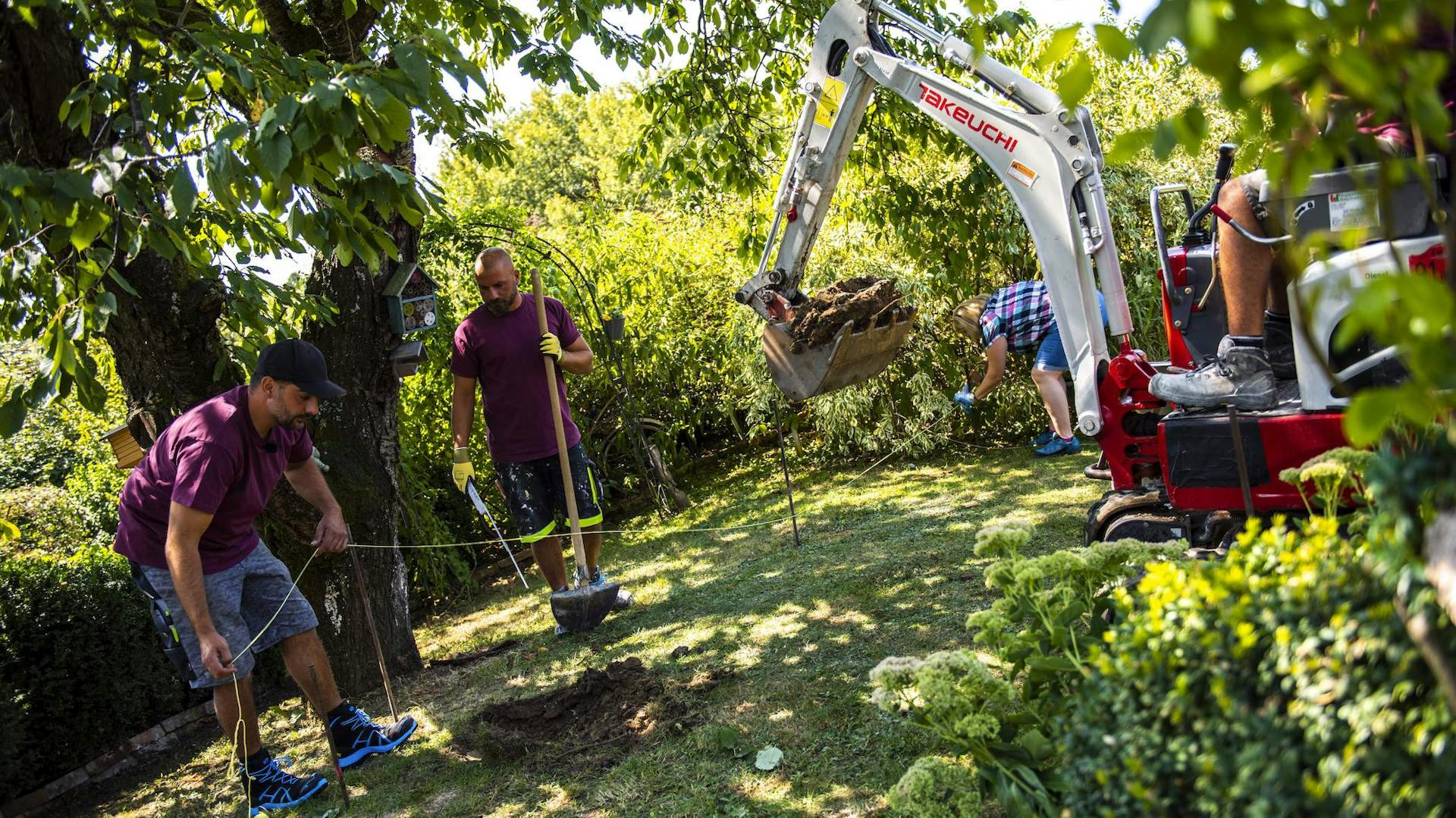 Bauarbeiter stecken Bereich für eine Terrasse ab