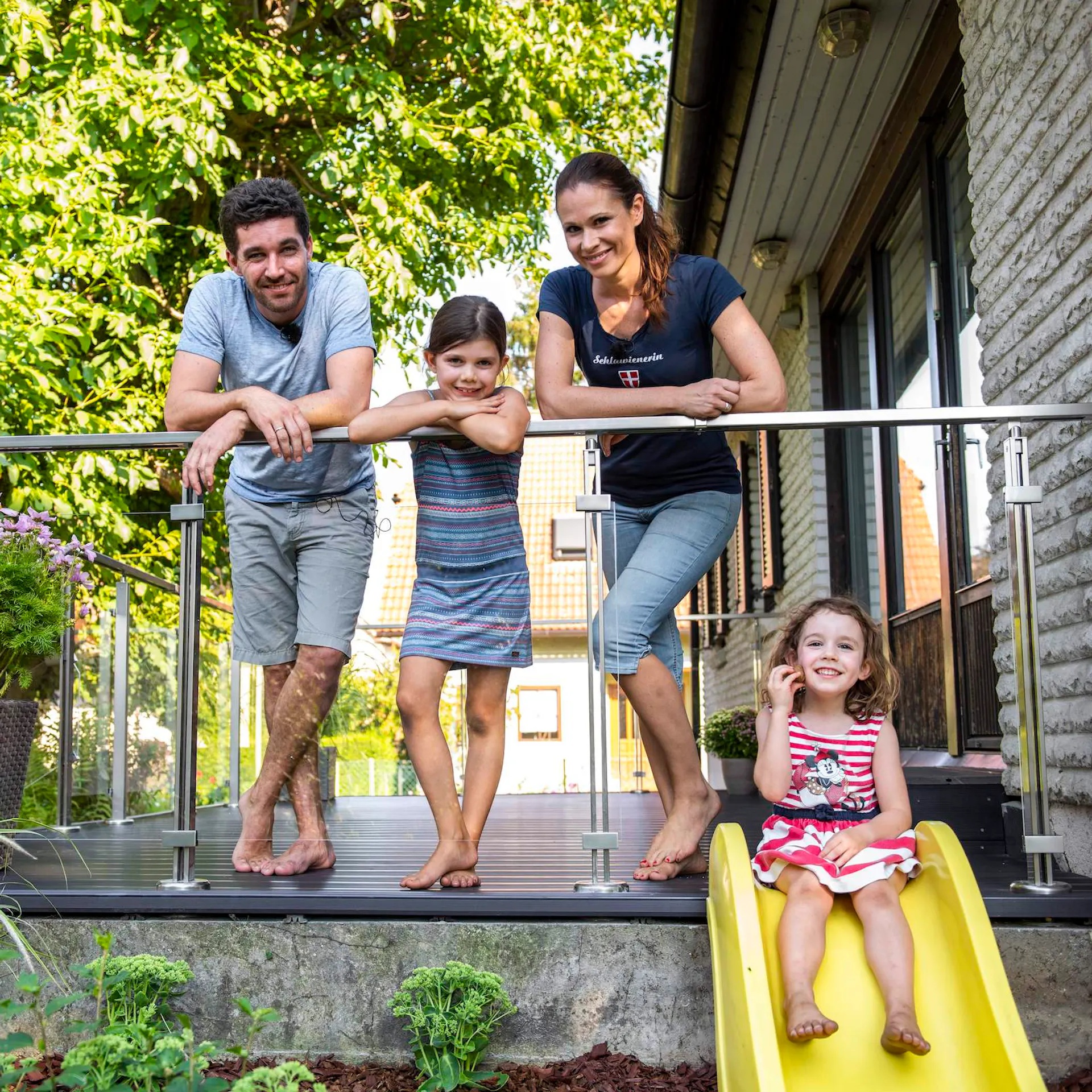 Gyerek csúszik a sárga műanyag csúszdán.