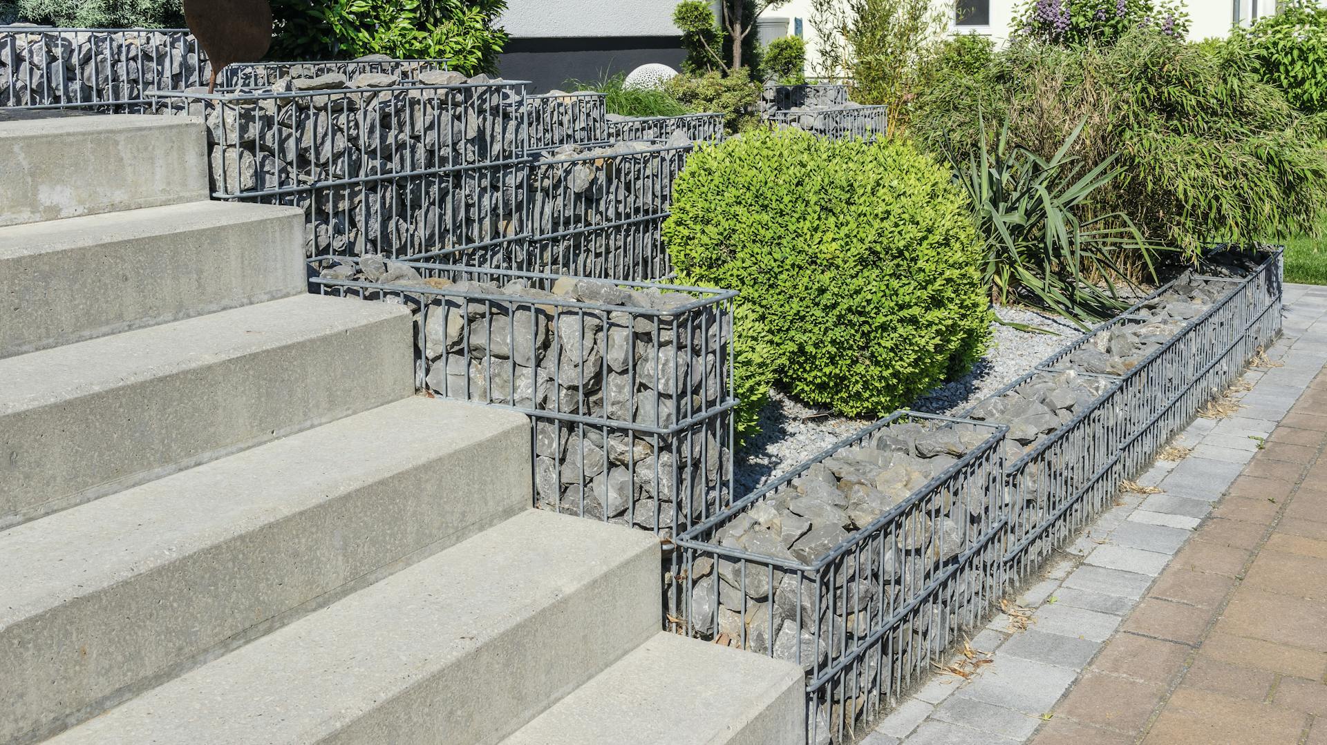 Treppe aus Beton vor Gabionen