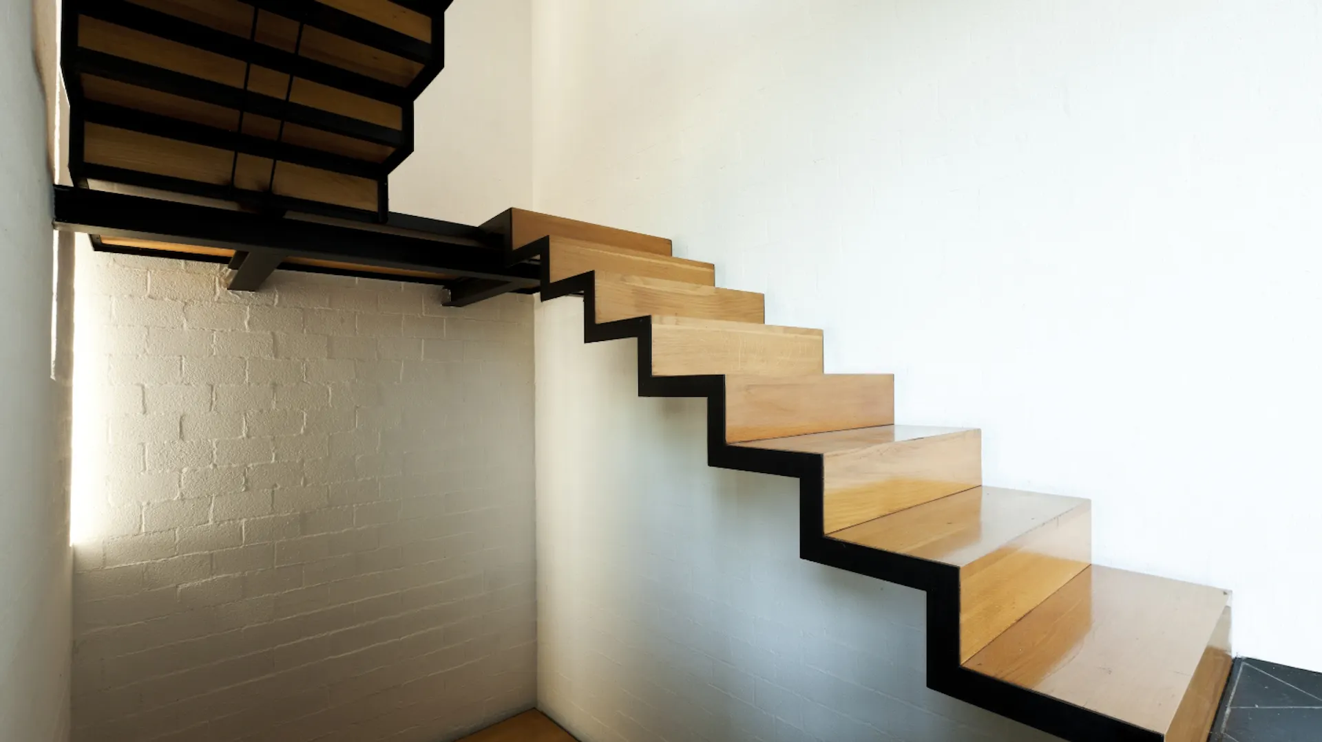 Innentreppe aus Holz ohne Geländer