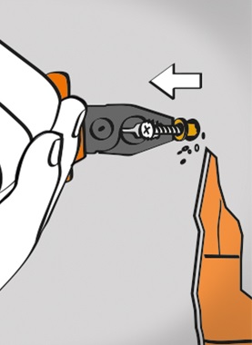 Eine Schraube wird vor dem Verspachteln aus der beschädigten Wand entfernt.