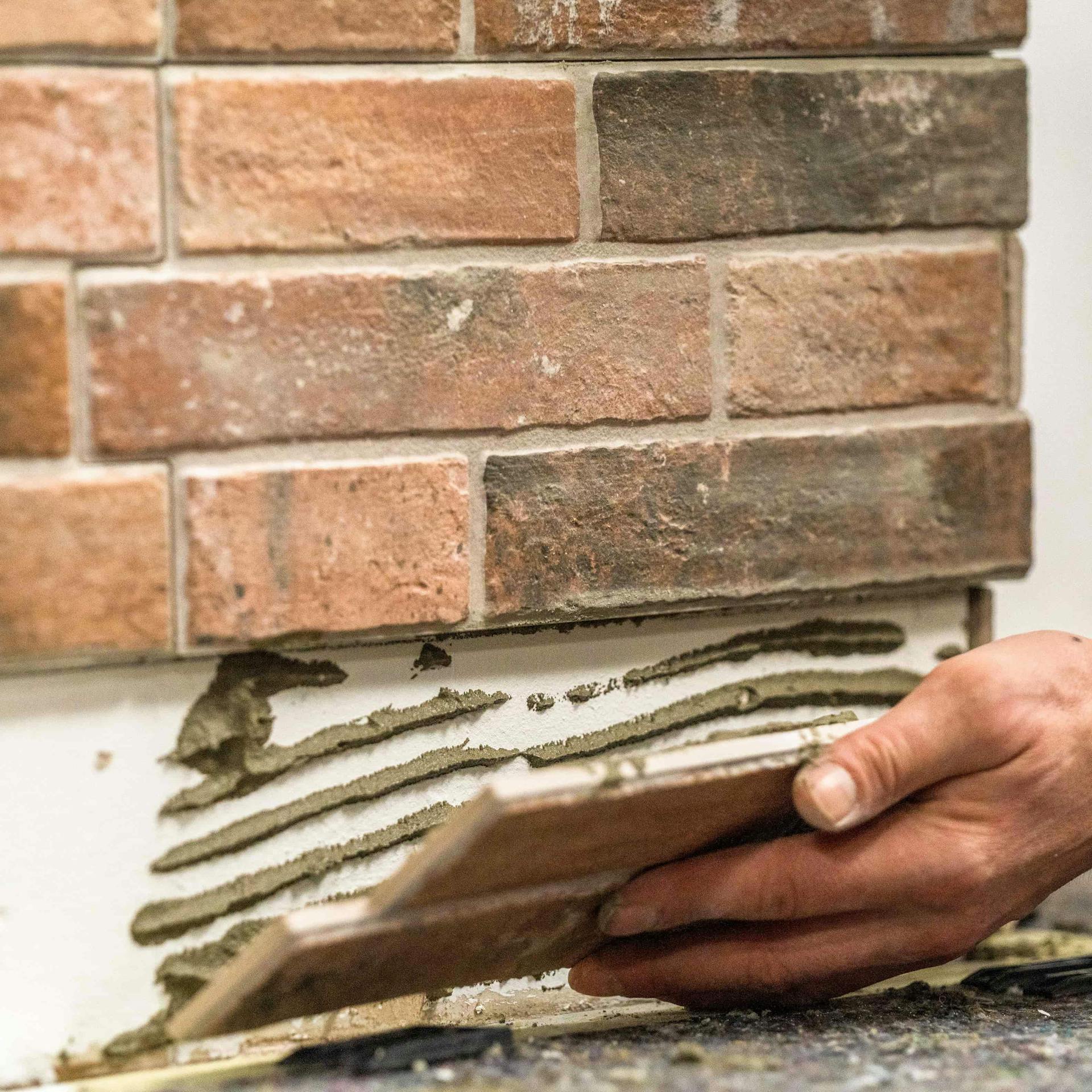 Jemand bringt die letzte Reihe eines FSZ Verblenders an.