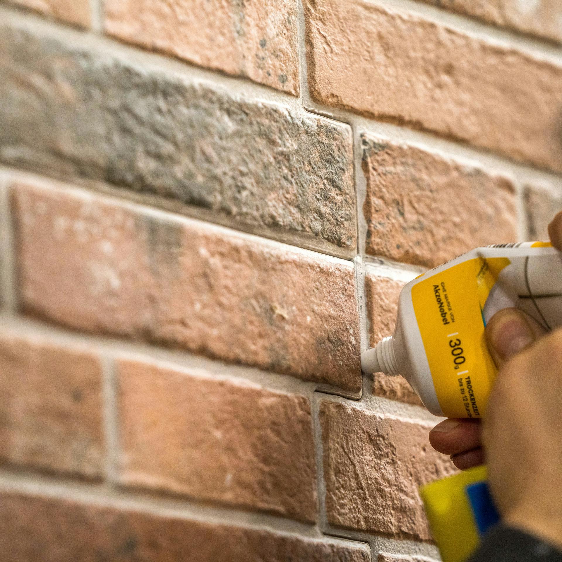 Jemand versiegelt die Fugen eines FSZ Verblenders.