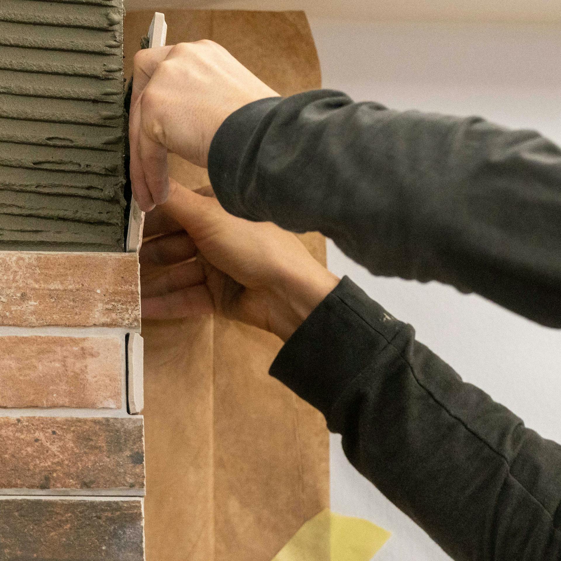 Jemand montiert die oberste Reihe eines FSZ Verblenders.