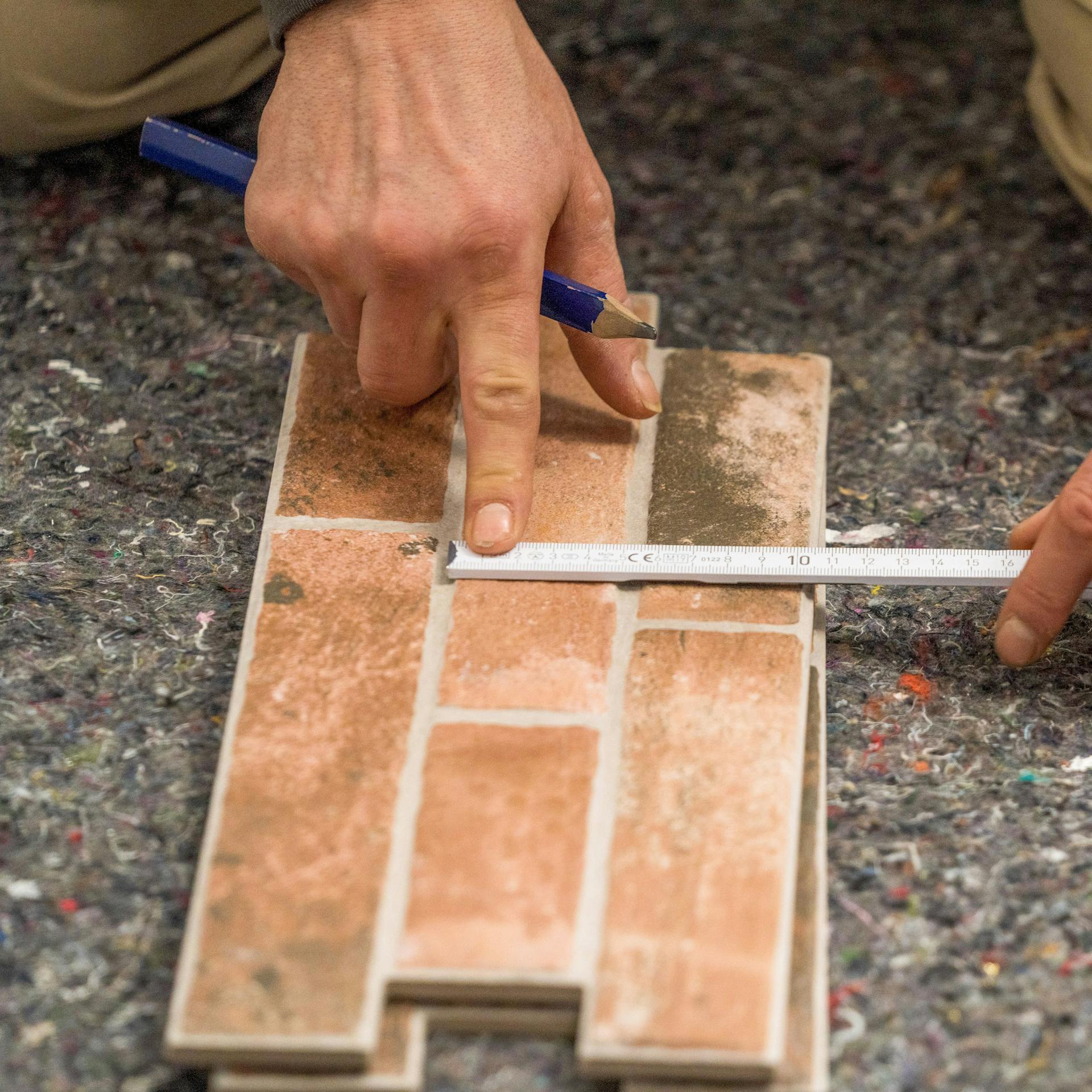 Heimwerker misst einen Verblender aus.