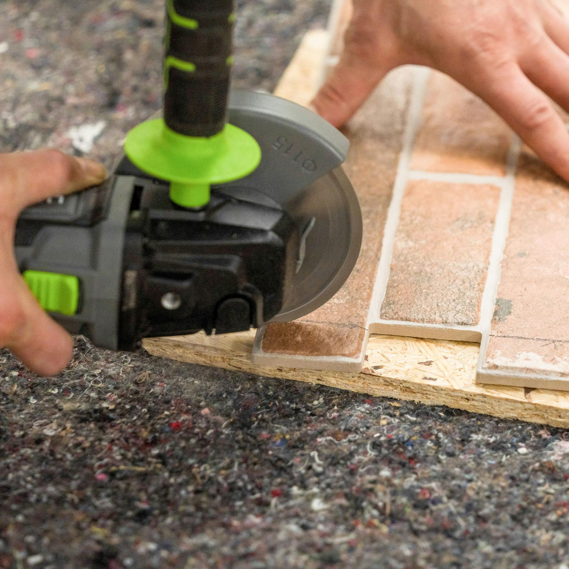 Heimwerker schneidet Verblender zurecht.