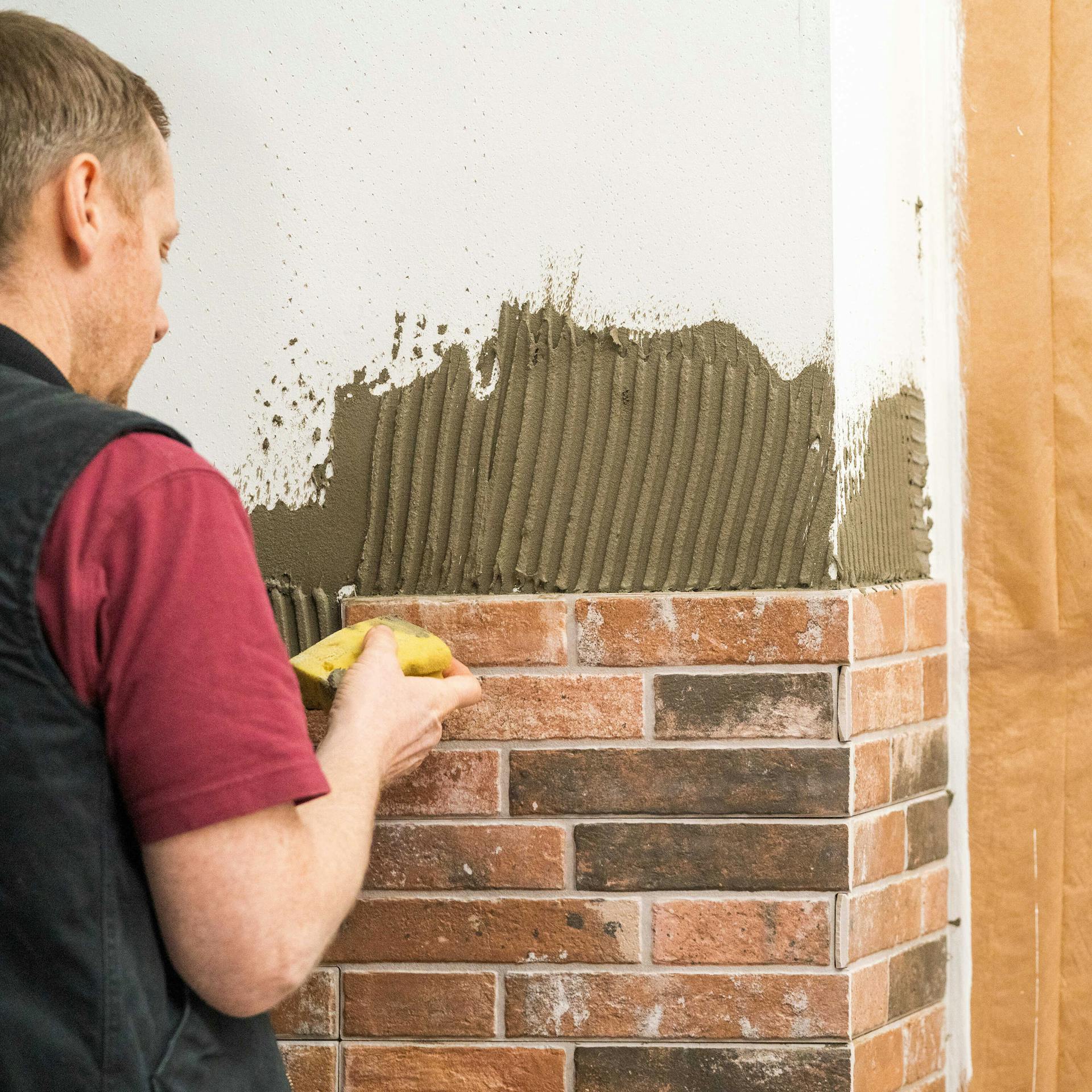 Heimwerker verlegt weitere Reihen Verblender.