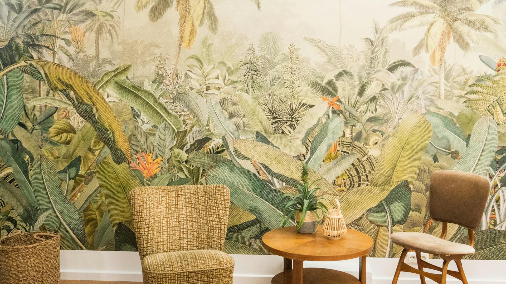 Stühle und Tisch vor Fototapete mit Dschungelmotiv