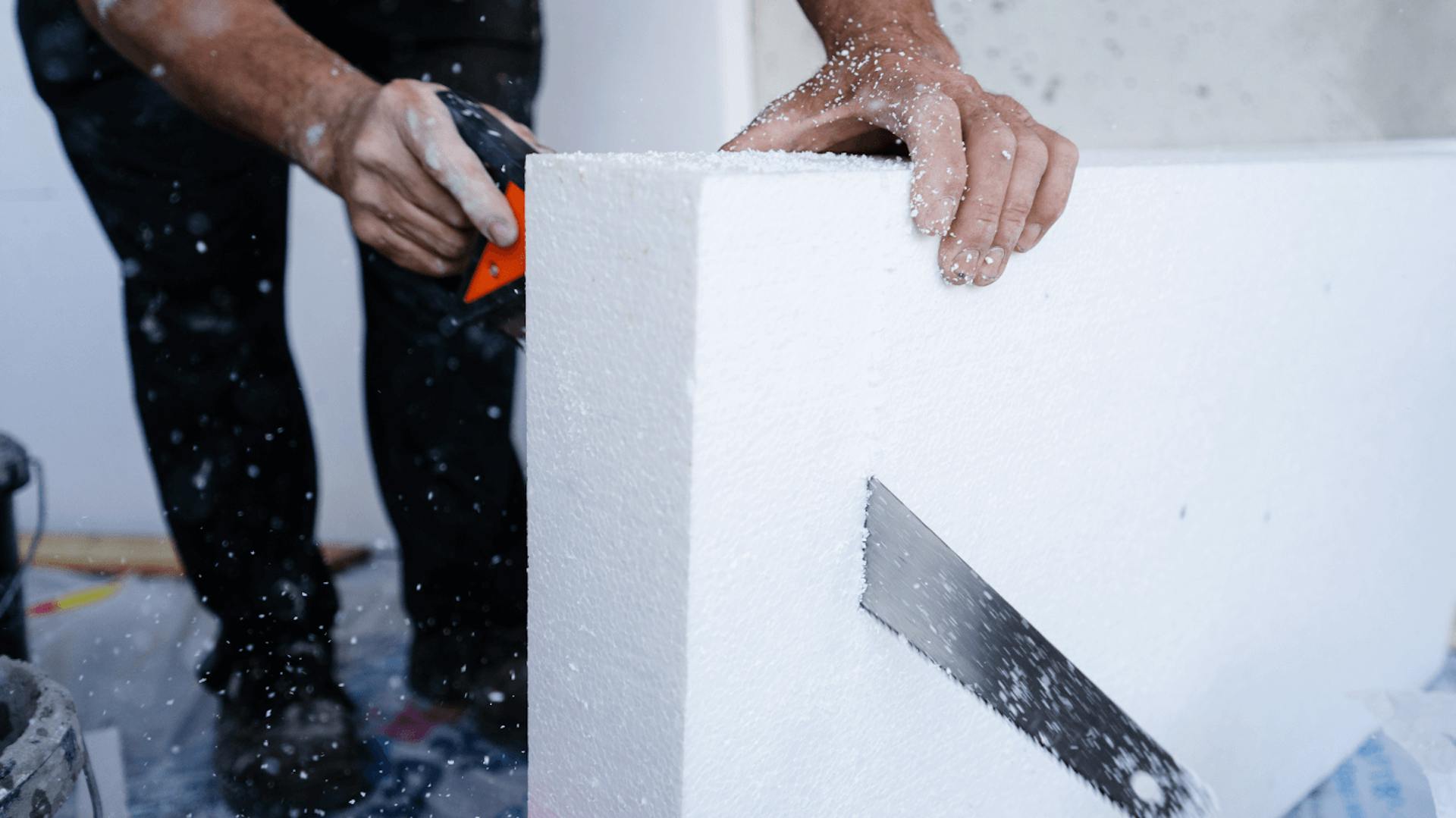 Heimwerker zersägt Dämmplatte.