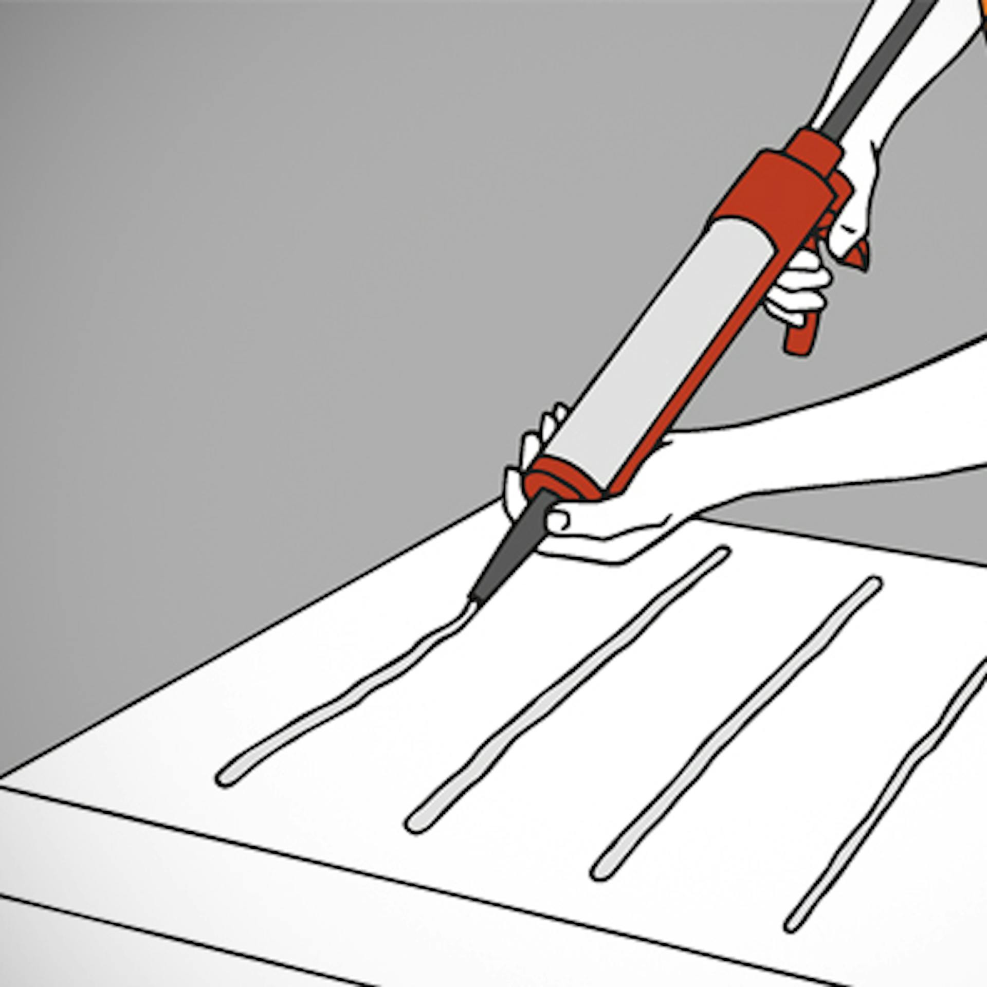 Heimwerker trägt Montagekleber auf Dämmplatte auf.