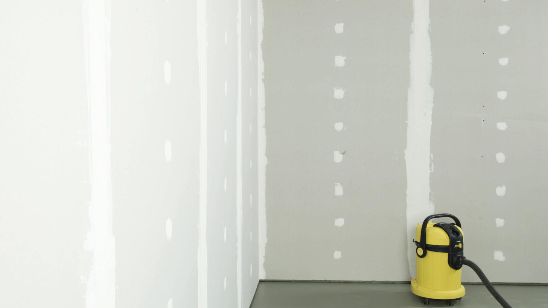 Wand mit verspachtelten Rigipsplatten