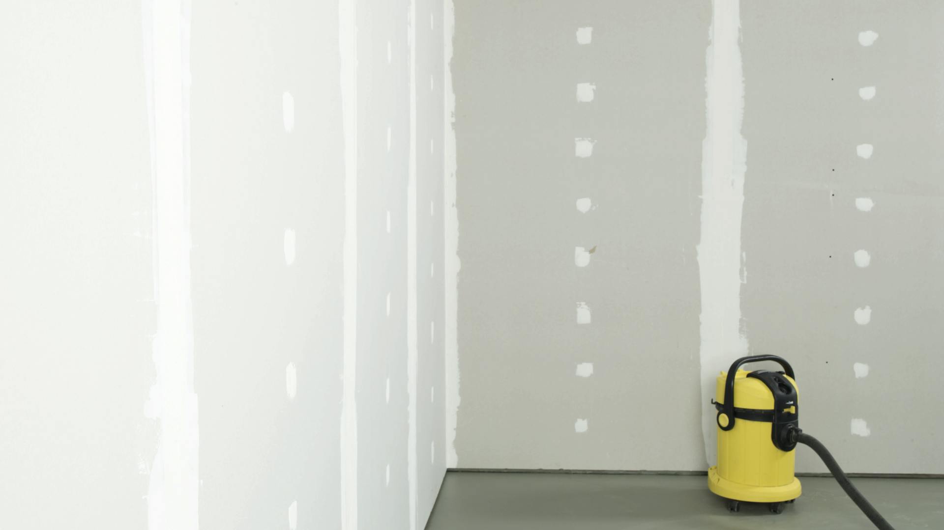 Wand mit verspachtelten Rigipsplatten