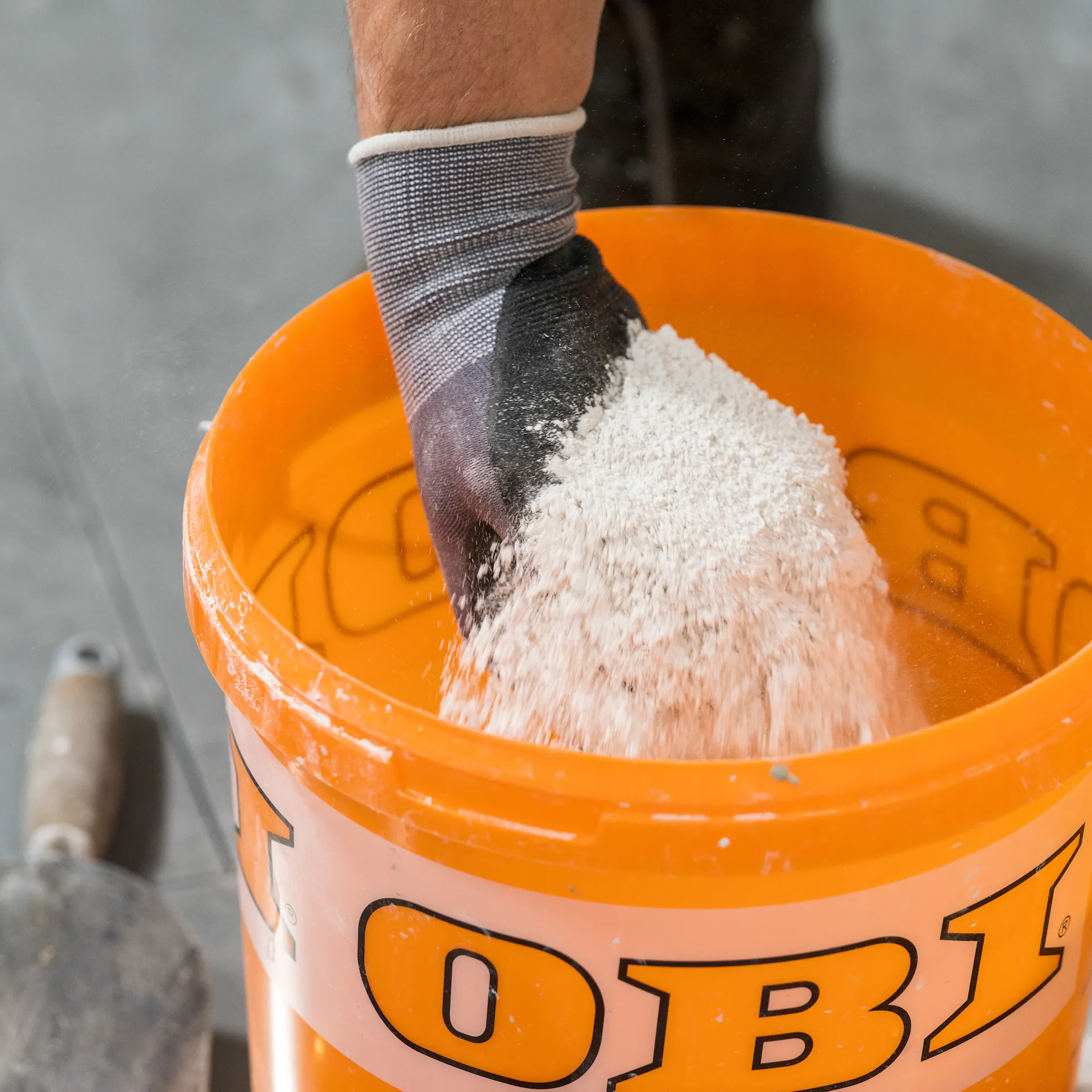 Heimwerker rührt Spachtelmasse für das Verspachteln von Gipskartonplatten in einem Eimer an.