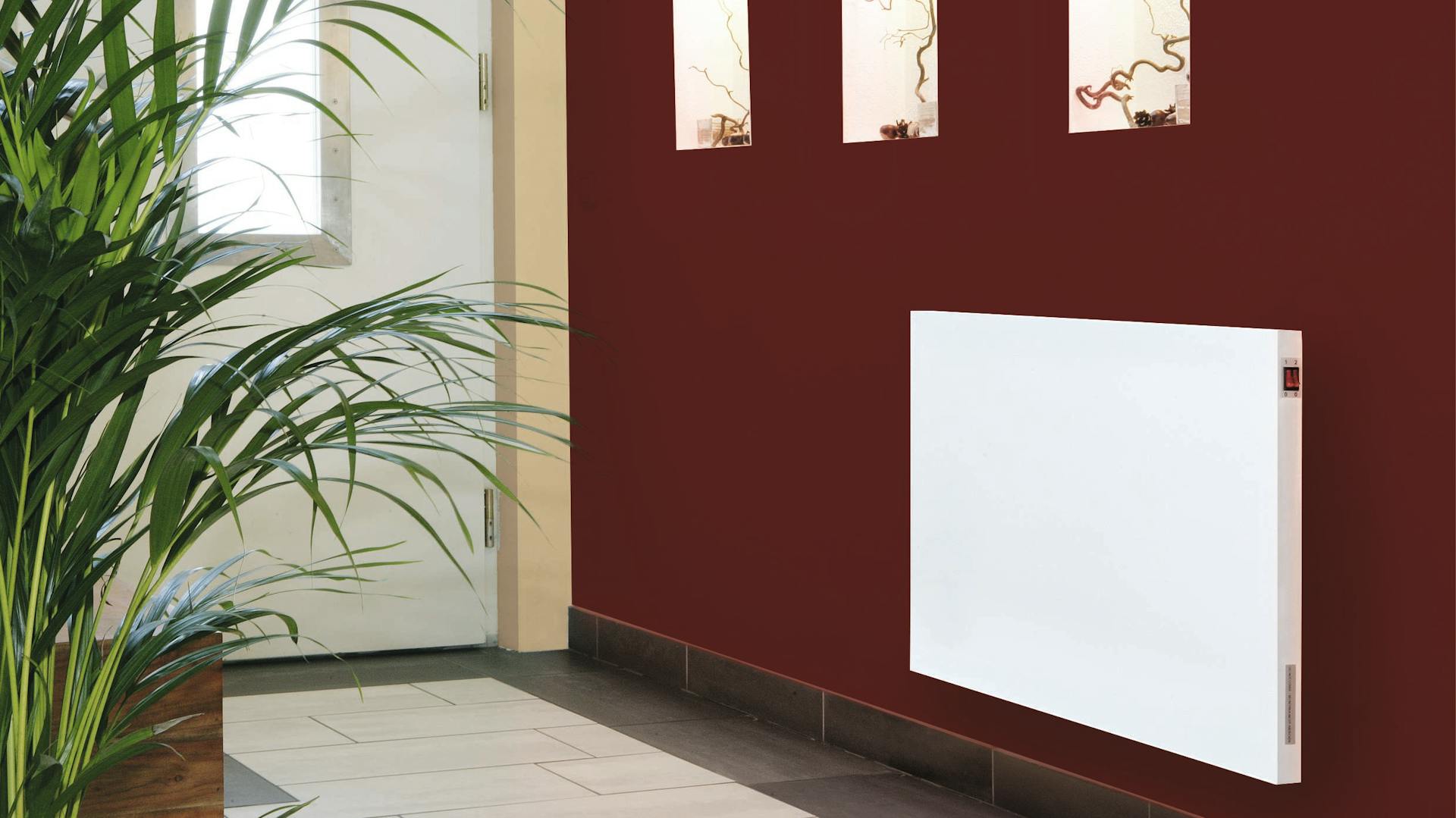 Ein Heizkörper vor einer rot angestrichenen Wand.