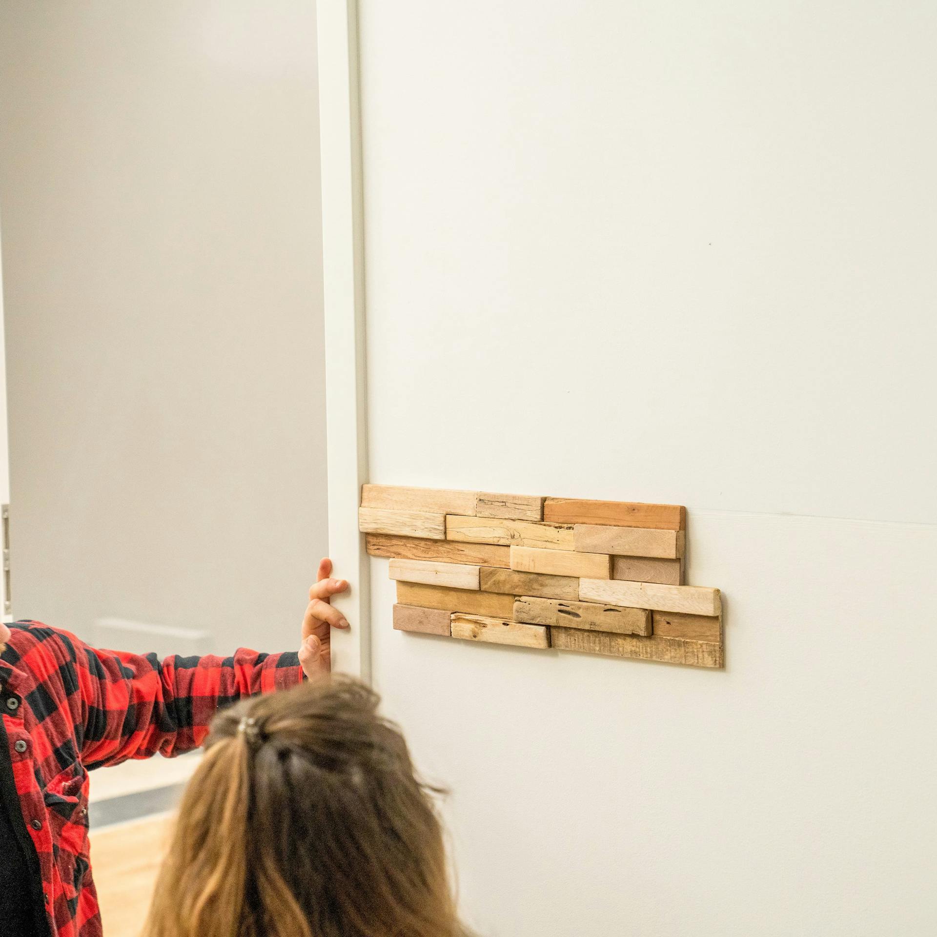 Ein Holzverblender an einer Wand.#