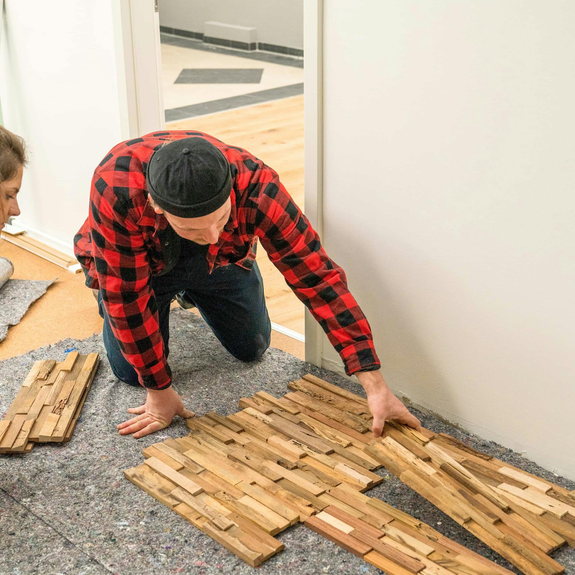 Zwei Personen sortieren Holzverblender
