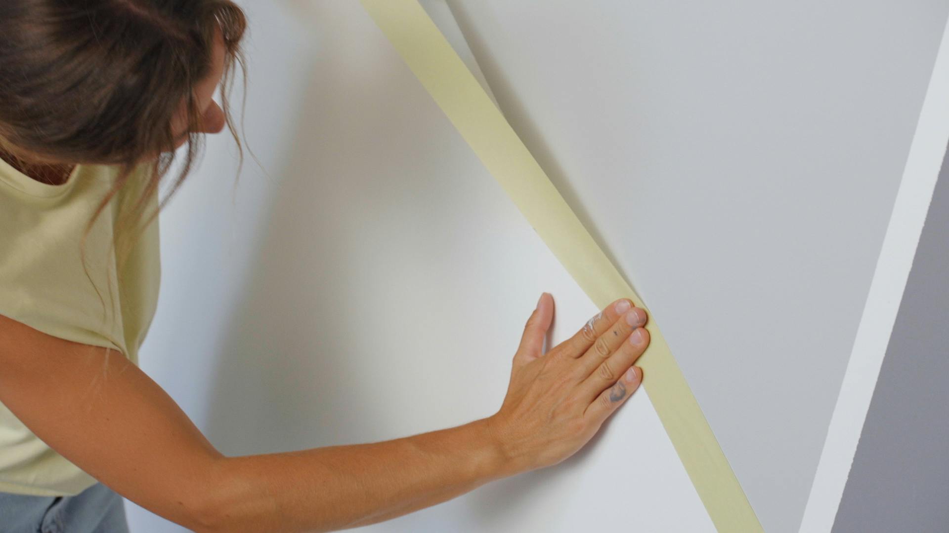 Applicare il nastro per mascheratura su una parete prima di tinteggiare