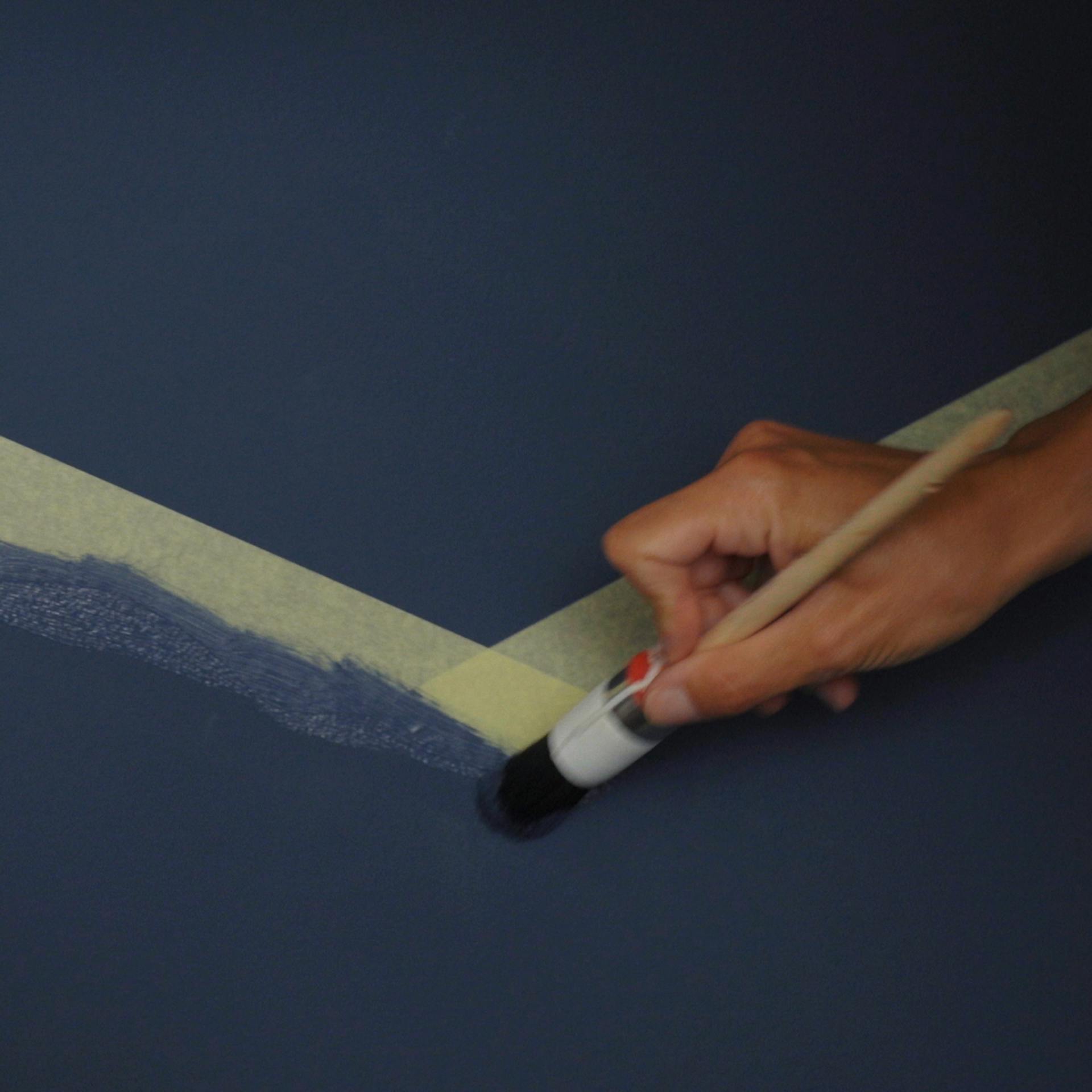 Abgeklebten Wandausschnitte streichen für Bergmotiv