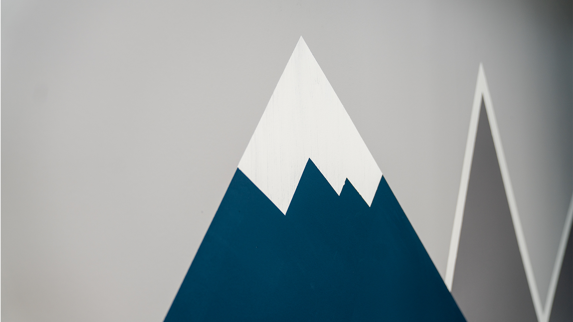 Elaborazione del contorno del panorama montano durante la pittura della parete