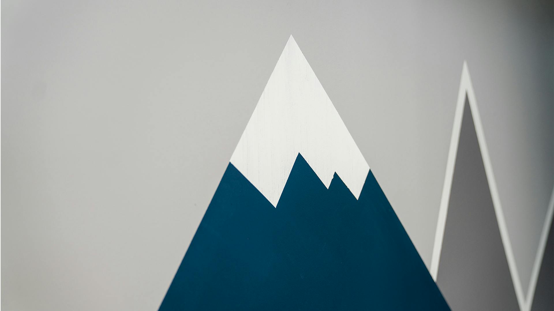 Elaborazione del contorno del panorama montano durante la pittura della parete