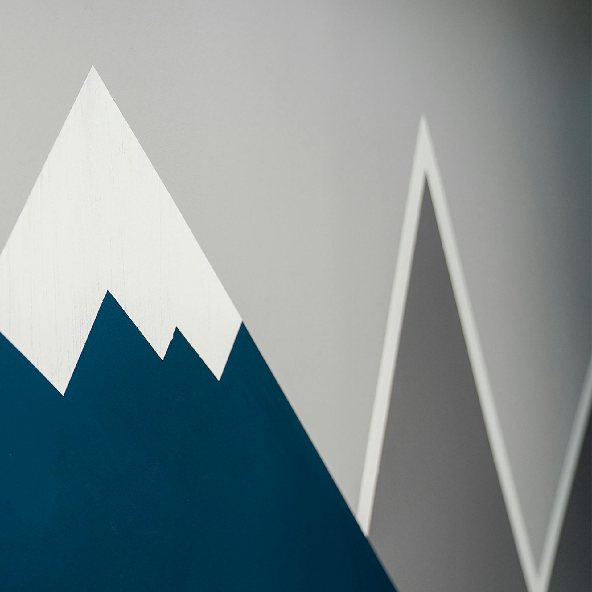 Kontur für Bergpanorama beim Wand-Streichen herausarbeiten