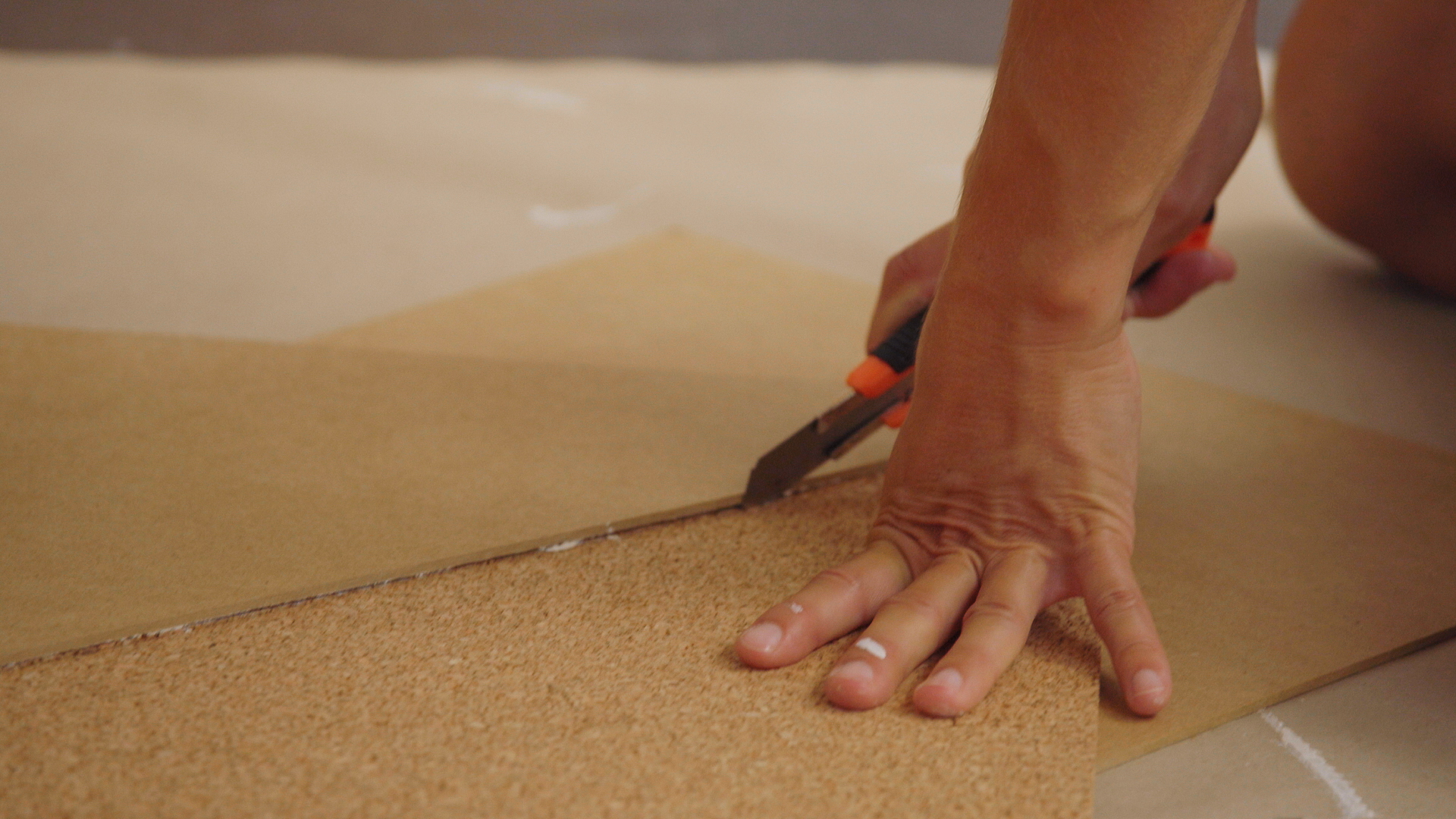 Korkplatte zuschneiden