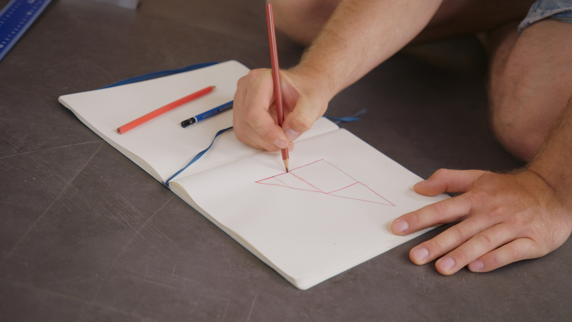 Anfertigen einer Skizze für Korkwand