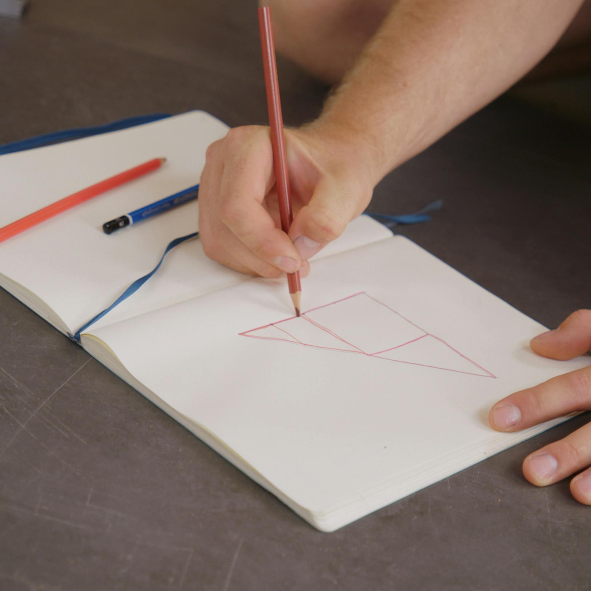 Anfertigen einer Skizze für Korkwand